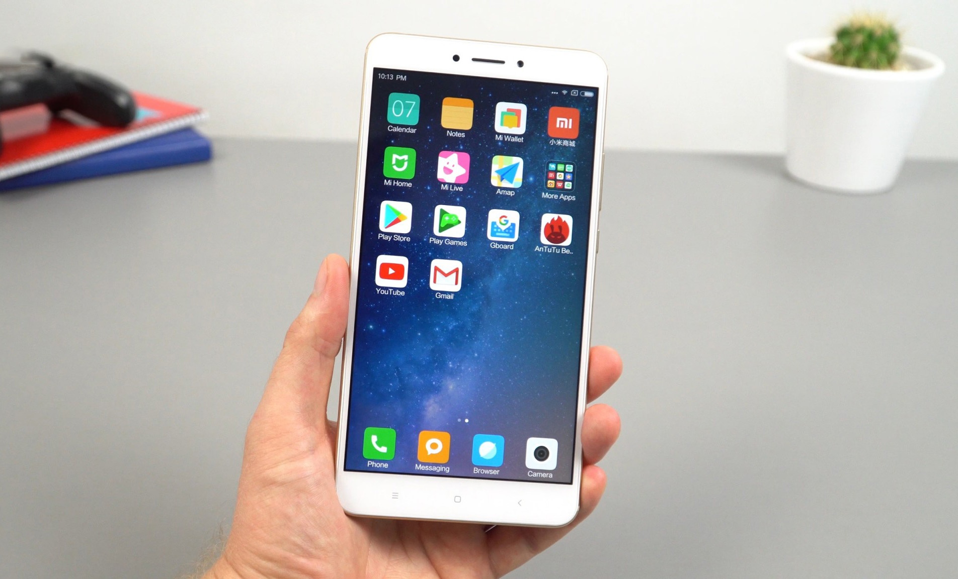 Loat smartphone tam trung pin 'trau' nhat dang ban tai Viet Nam hinh anh