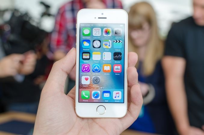 co nen mua iPhone SE anh 1