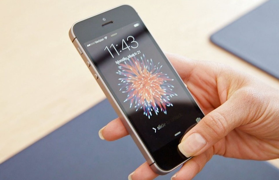 Nhung dieu khien iPhone SE con tuyet voi hon ca iPhone X hinh anh