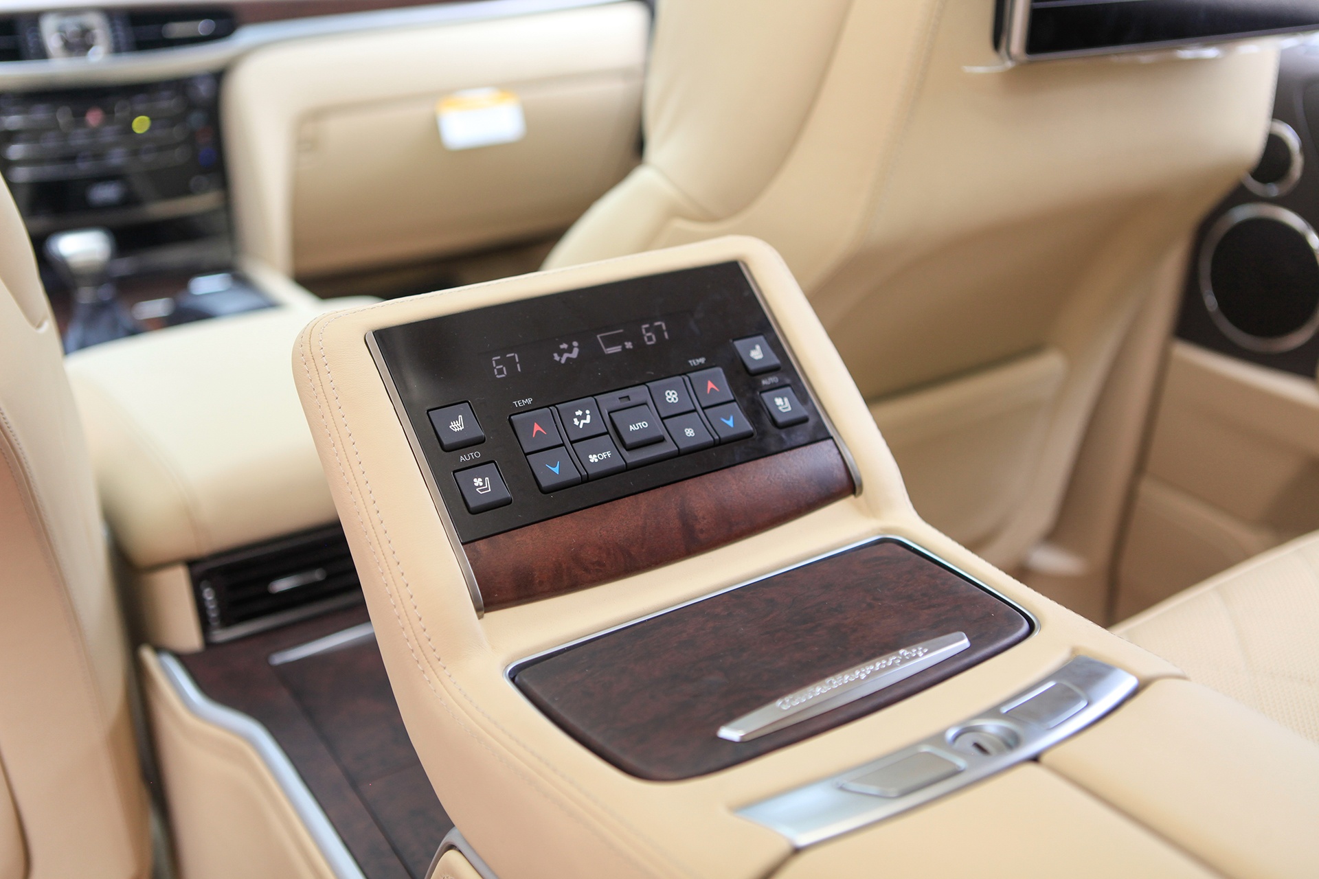 Can canh Lexus LX570 SuperSport 2018 anh 6