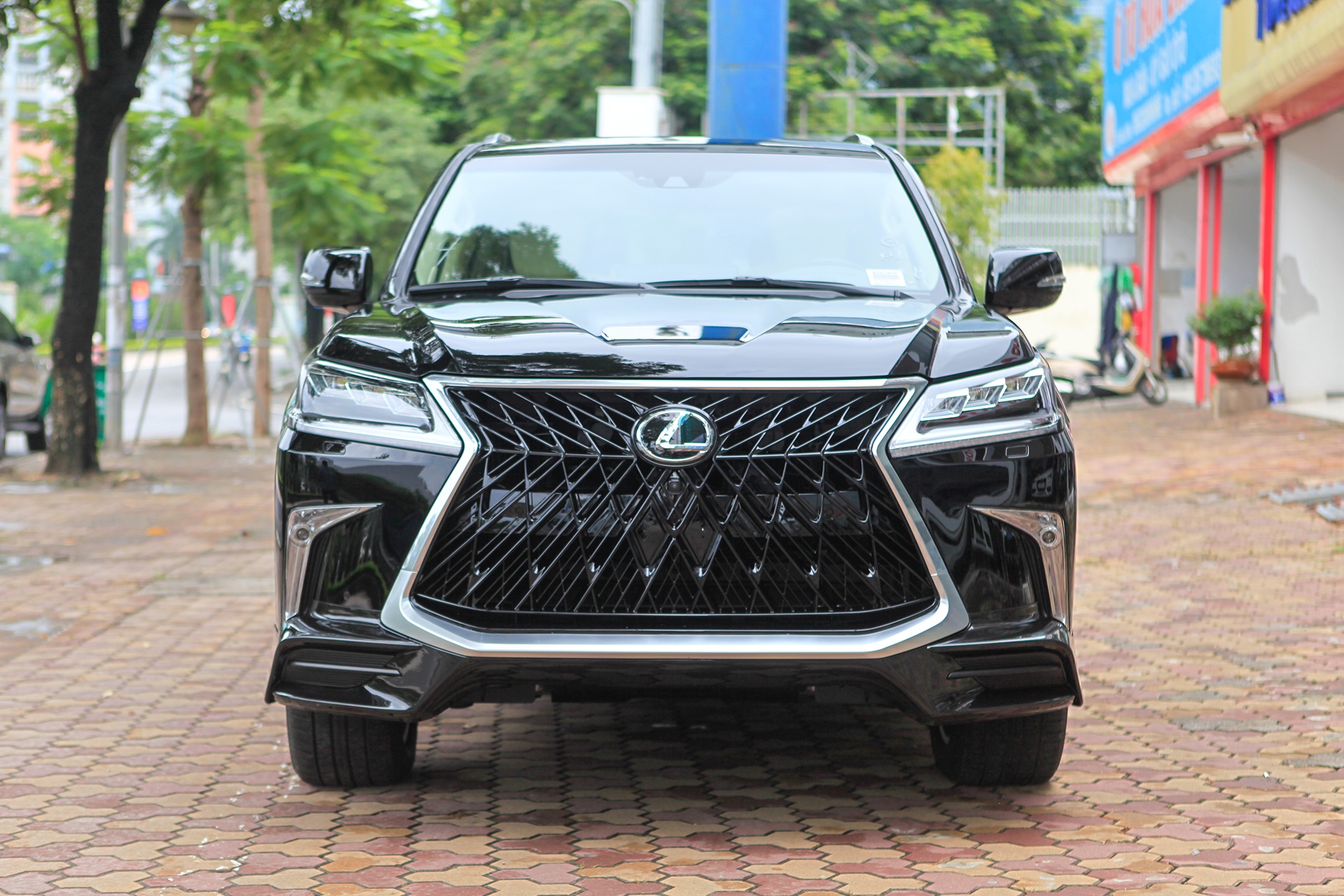 Can canh Lexus LX570 SuperSport 2018 anh 10