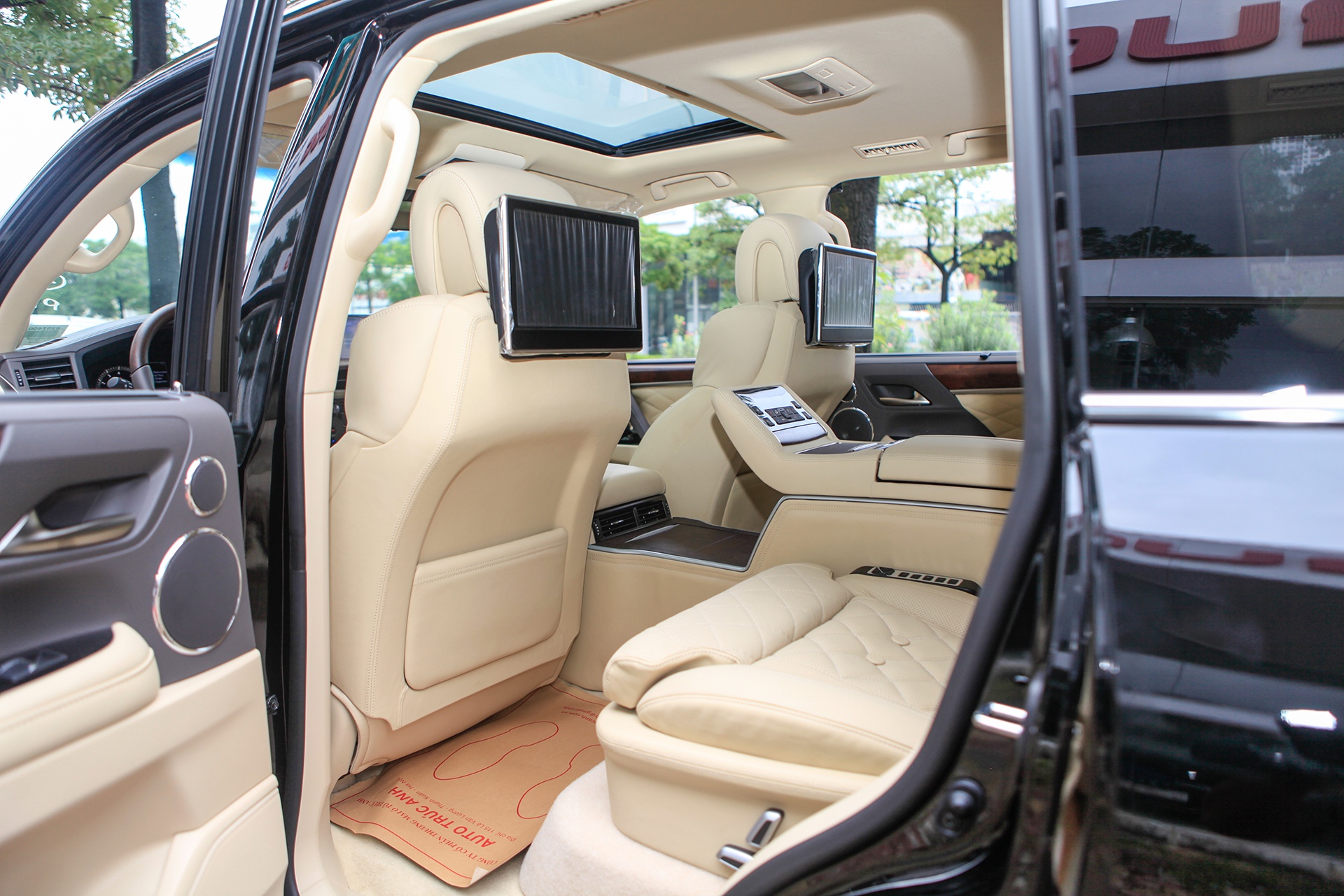 Can canh Lexus LX570 SuperSport 2018 anh 5