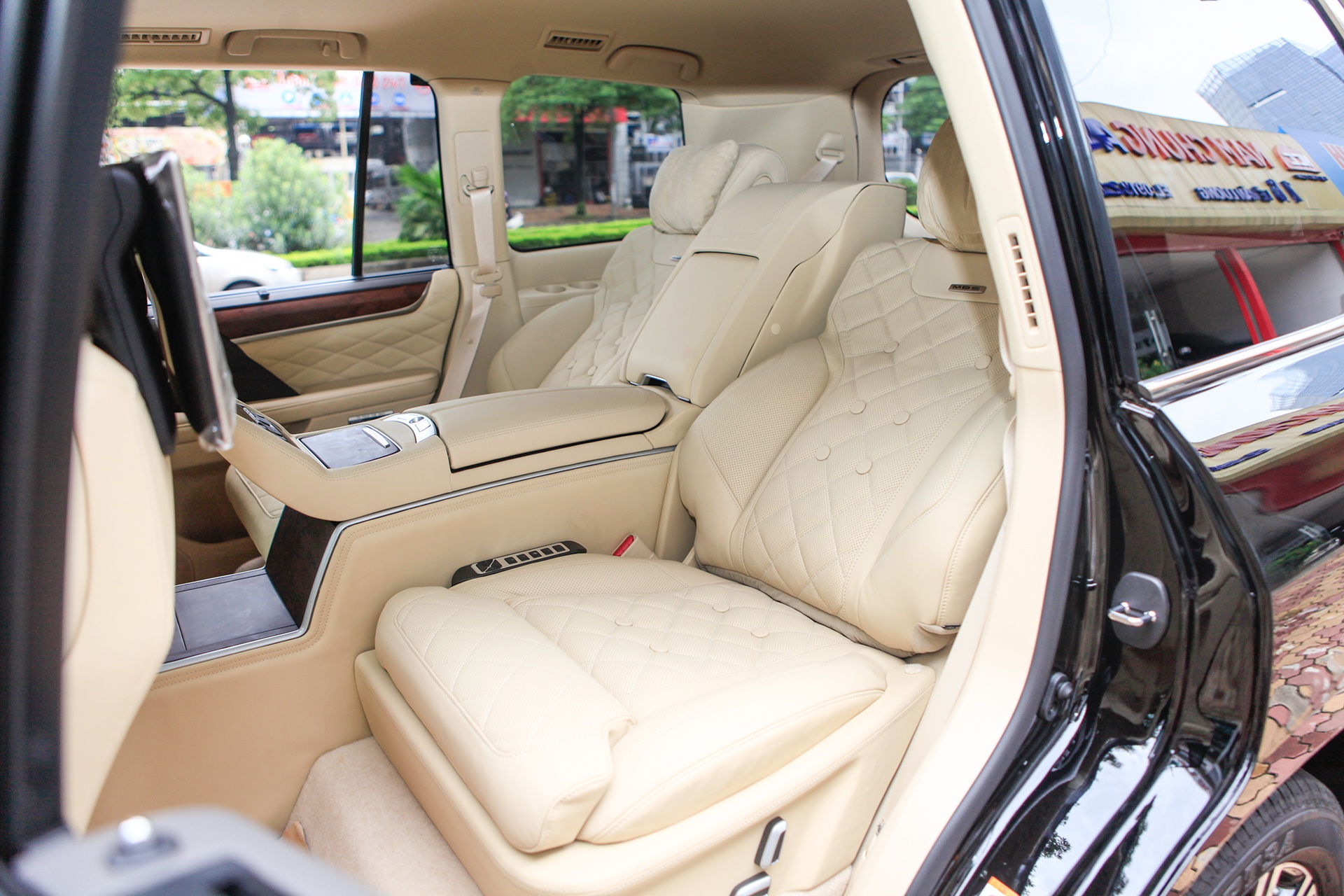 Can canh Lexus LX570 SuperSport 2018 anh 3