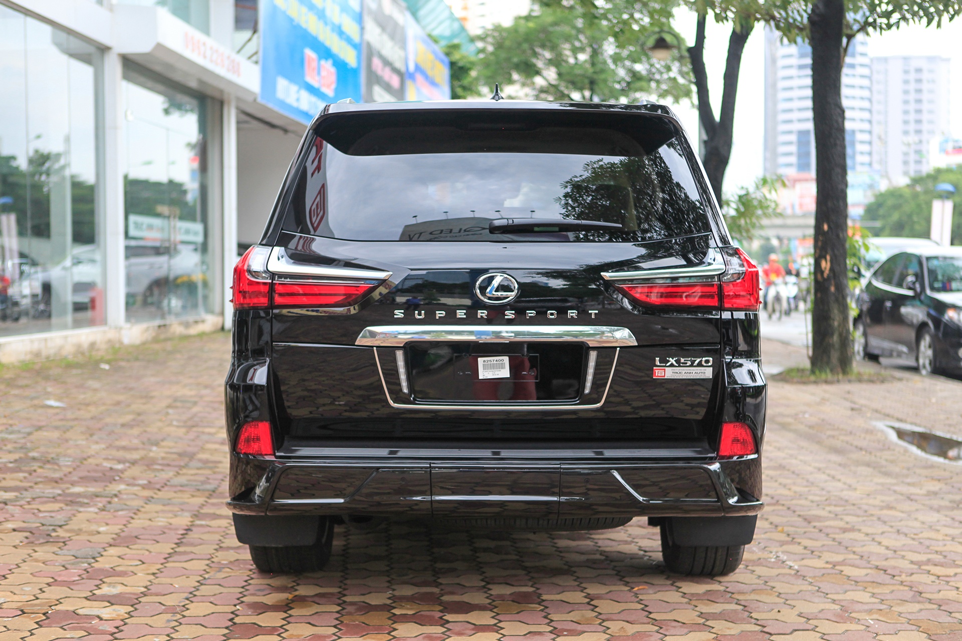 Can canh Lexus LX570 SuperSport 2018 anh 12
