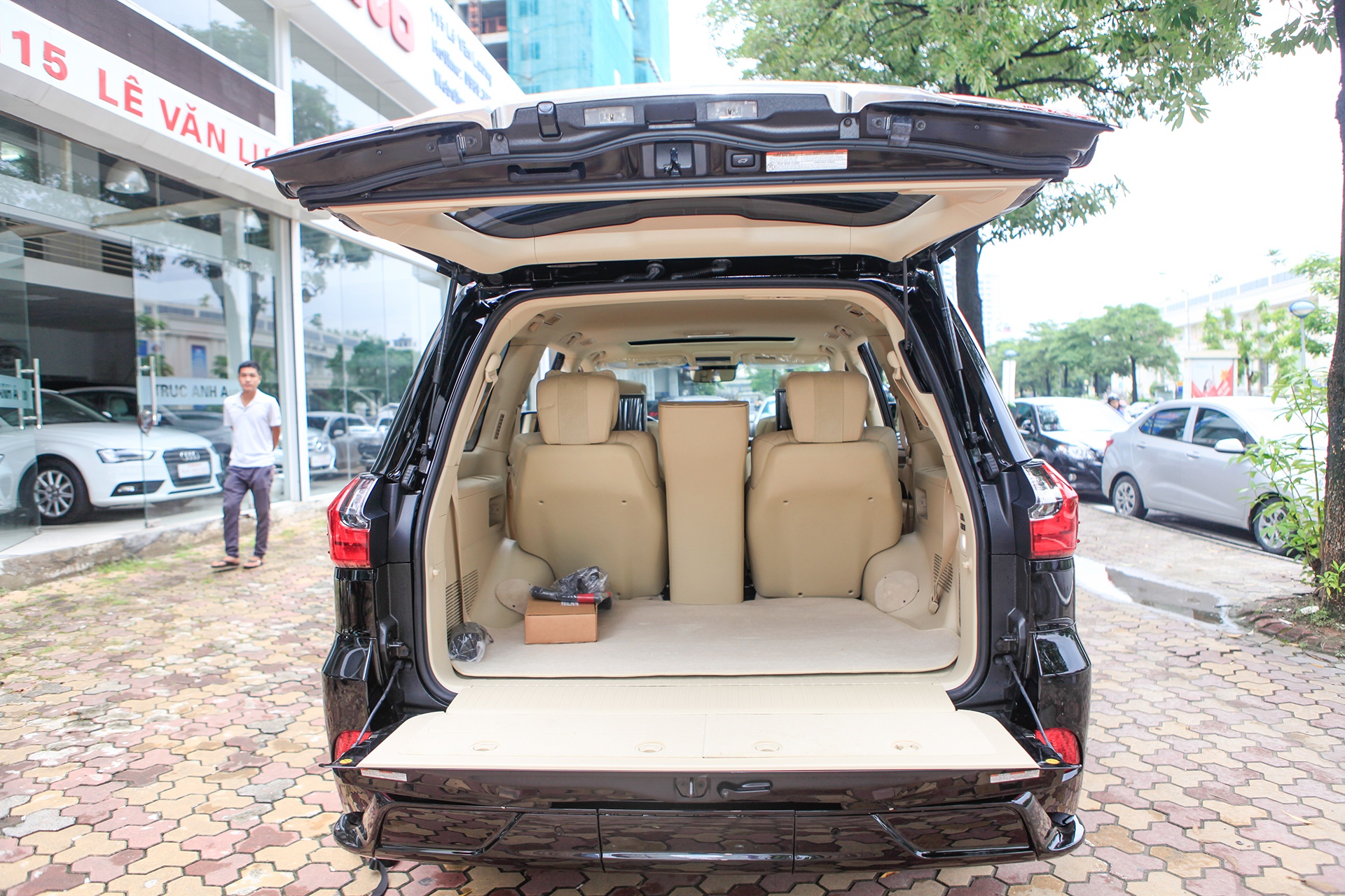 Can canh Lexus LX570 SuperSport 2018 anh 7