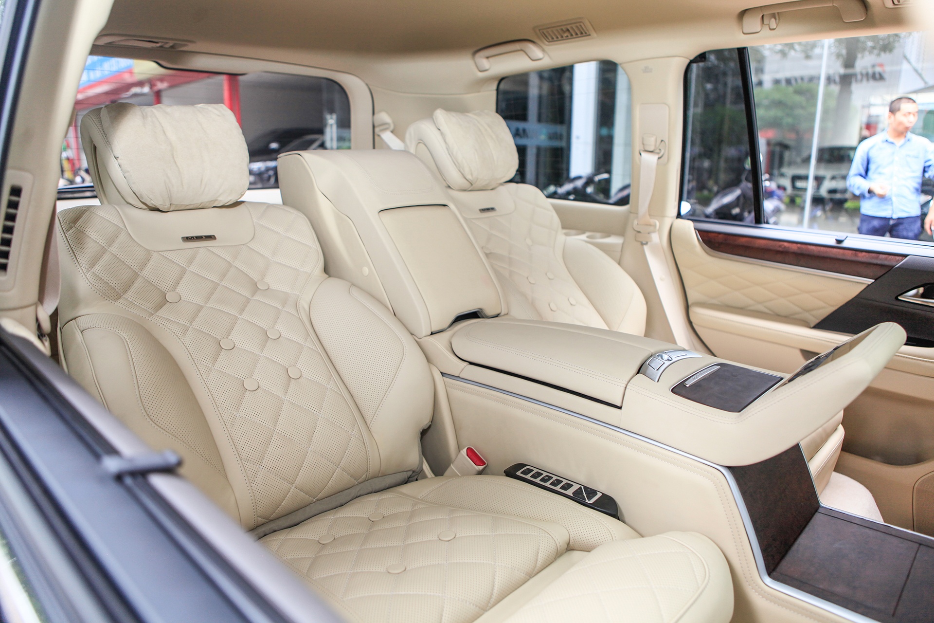 Can canh Lexus LX570 SuperSport 2018 anh 4