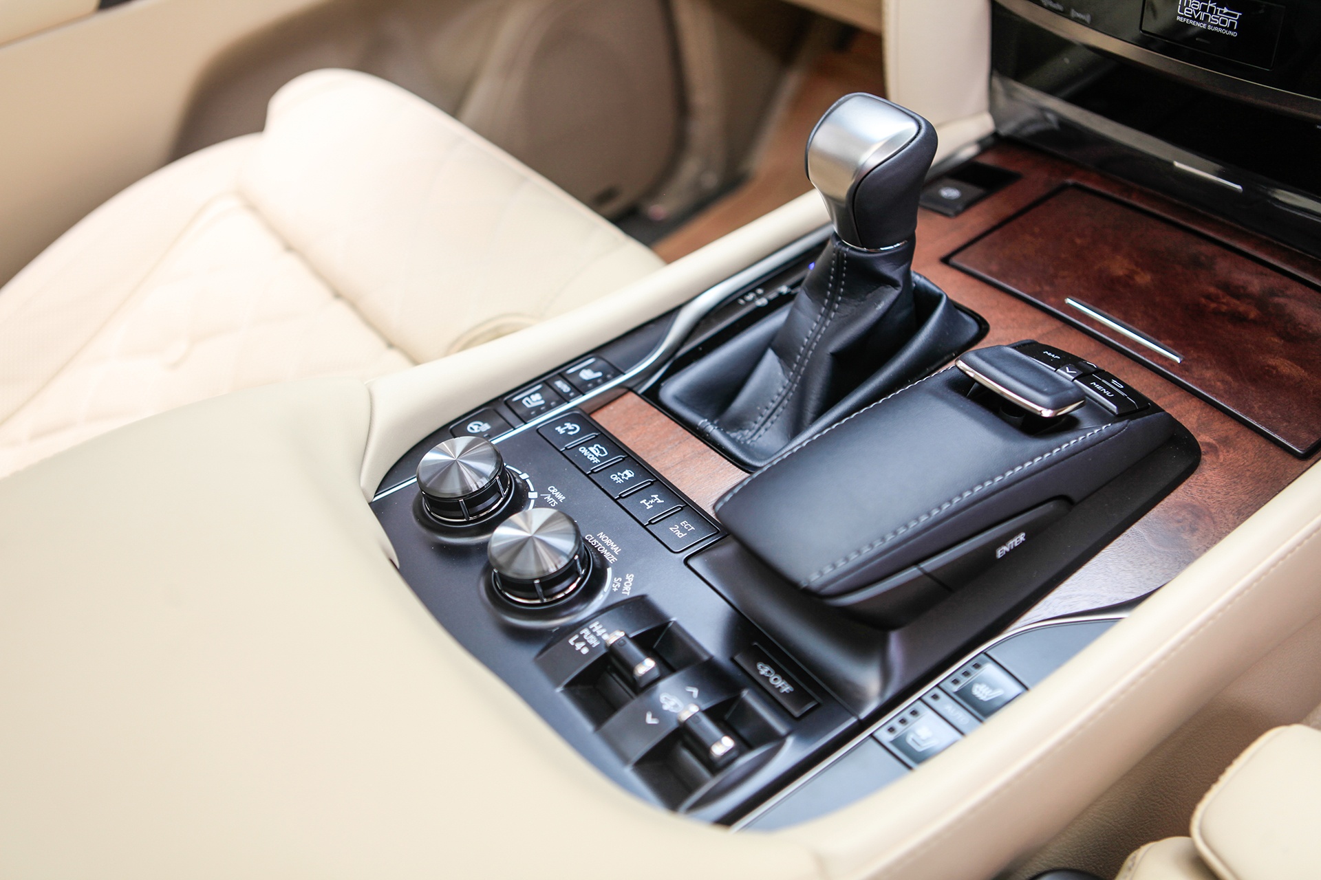 Can canh Lexus LX570 SuperSport 2018 anh 9