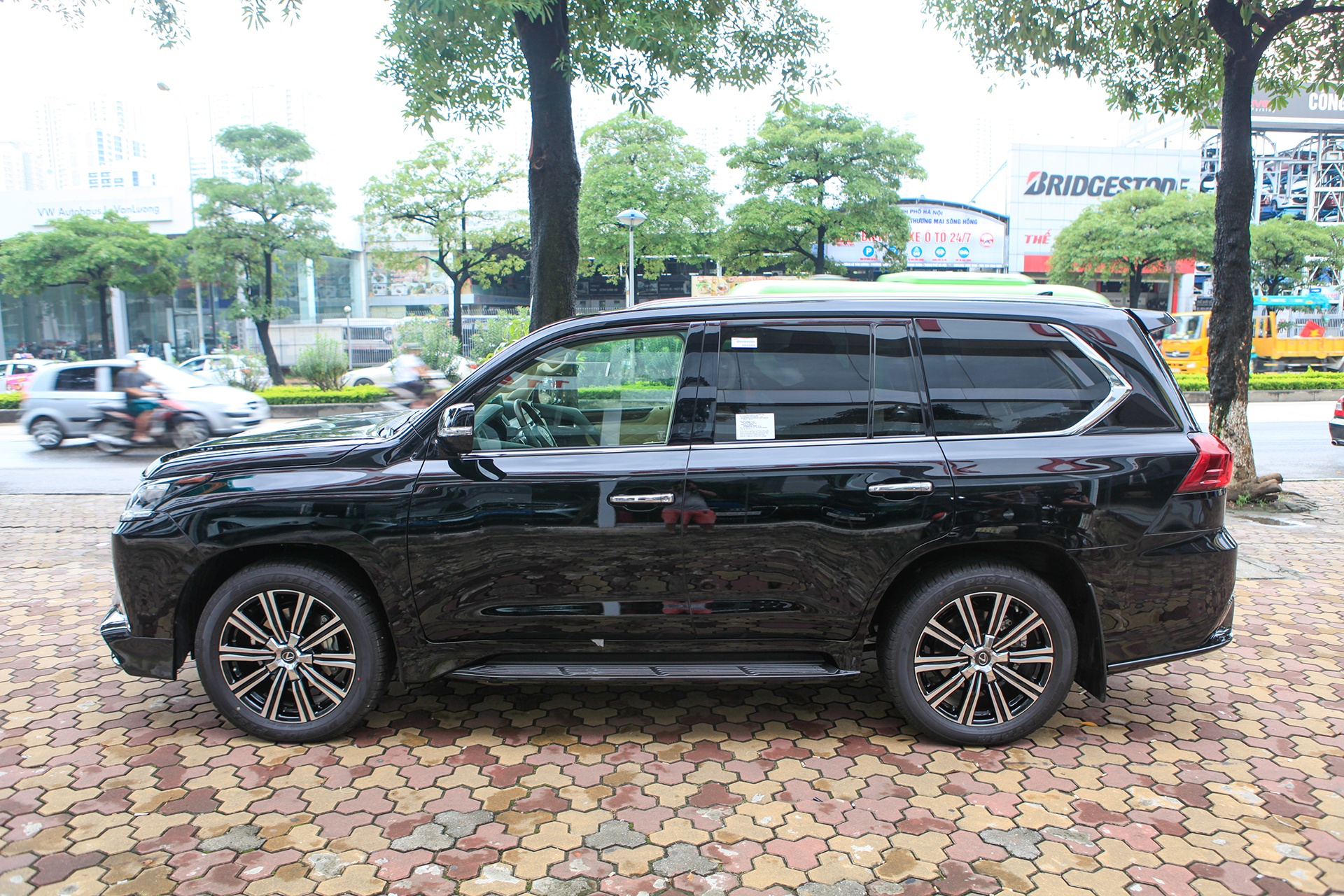 Can canh Lexus LX570 SuperSport 2018 anh 2