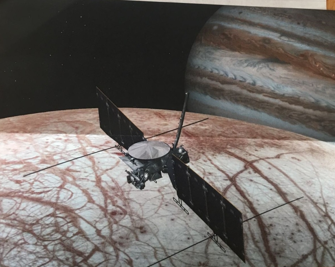 Chuyen gia NASA tra loi thu cua be gai 4 tuoi ve ve tinh Europa hinh anh