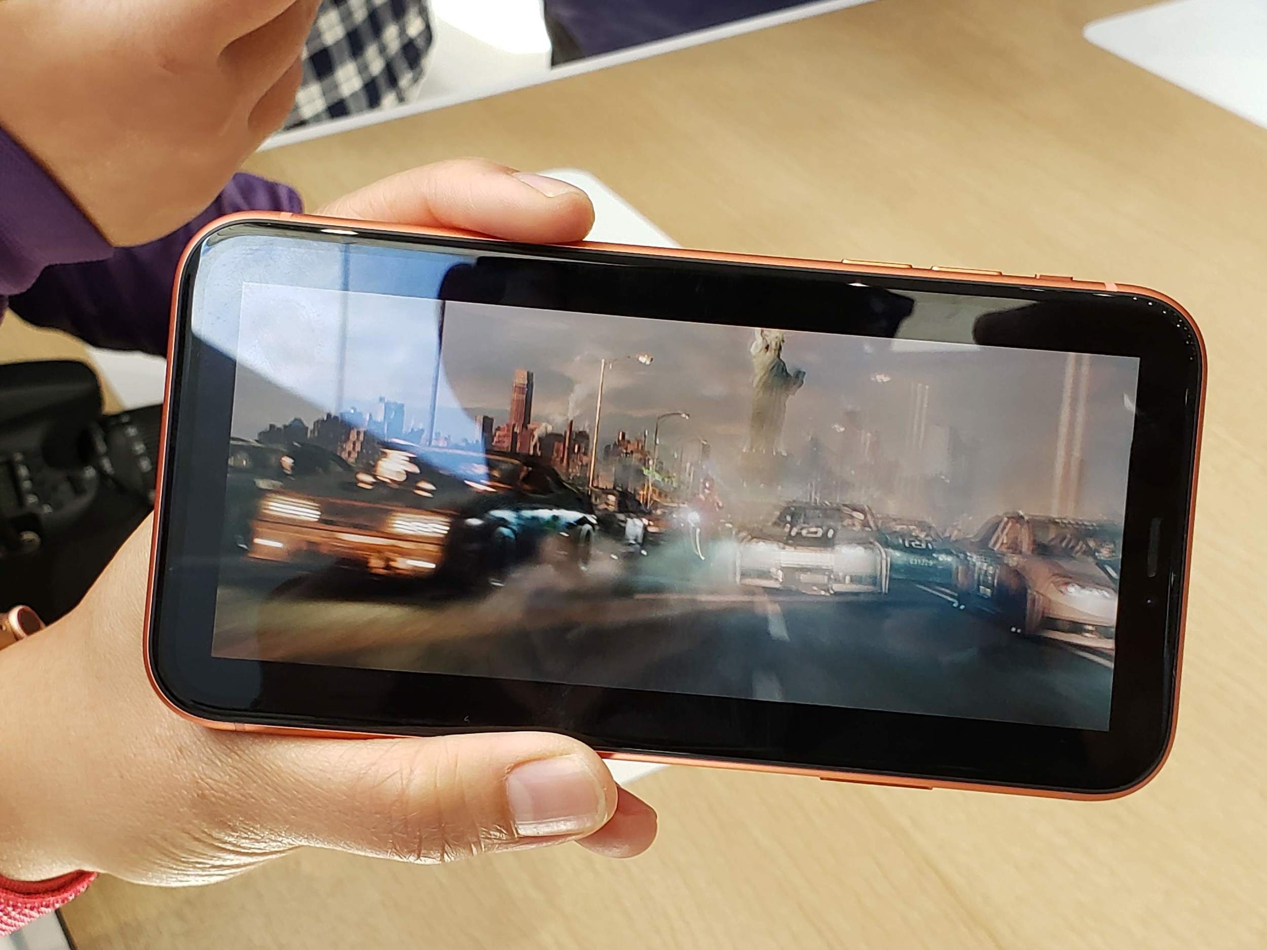 can canh iPhone XR anh 6