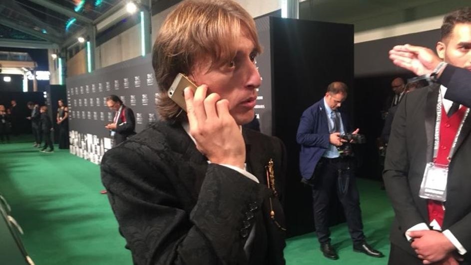 Luong 10 trieu euro/nam, Luka Modric van dung iPhone 5S hinh anh