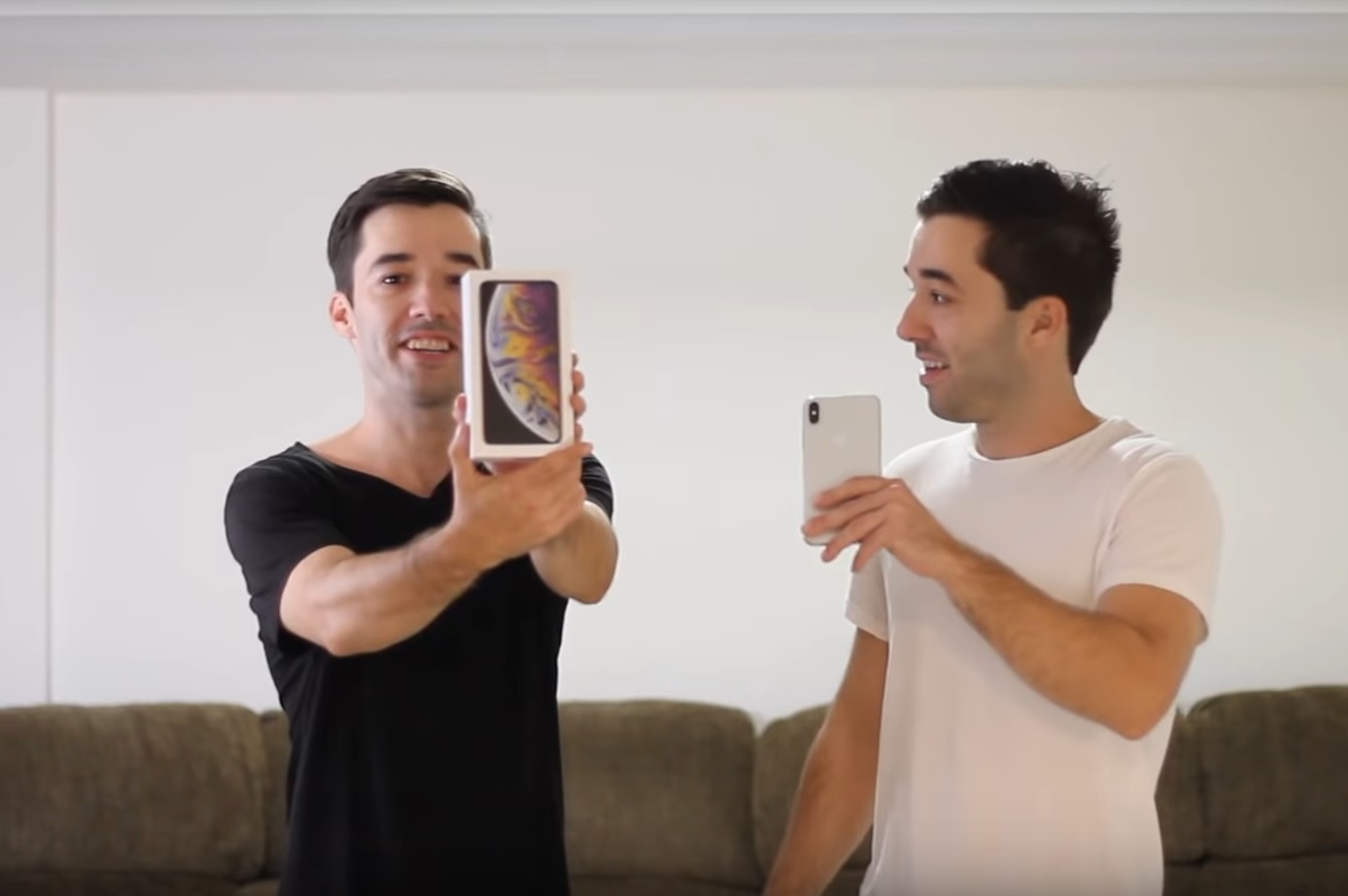 Face ID tren iPhone XS van bi qua mat boi cap song sinh hinh anh