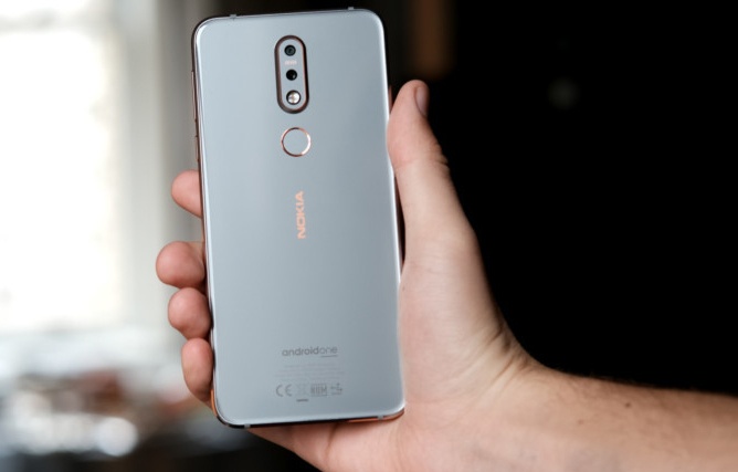 can canh Nokia 7.1 anh 7