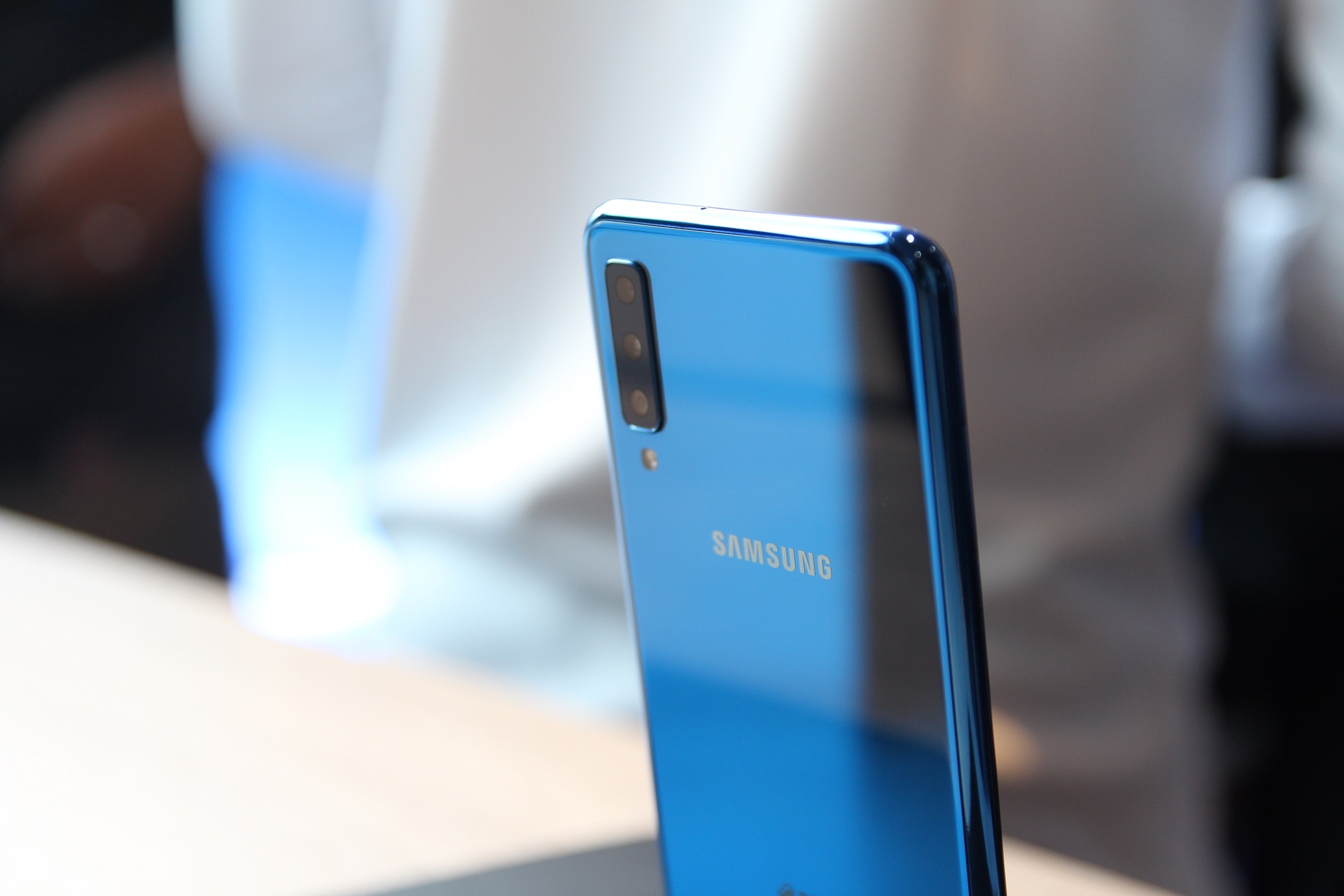 hinh anh samsung galaxy A7 2018 anh 4