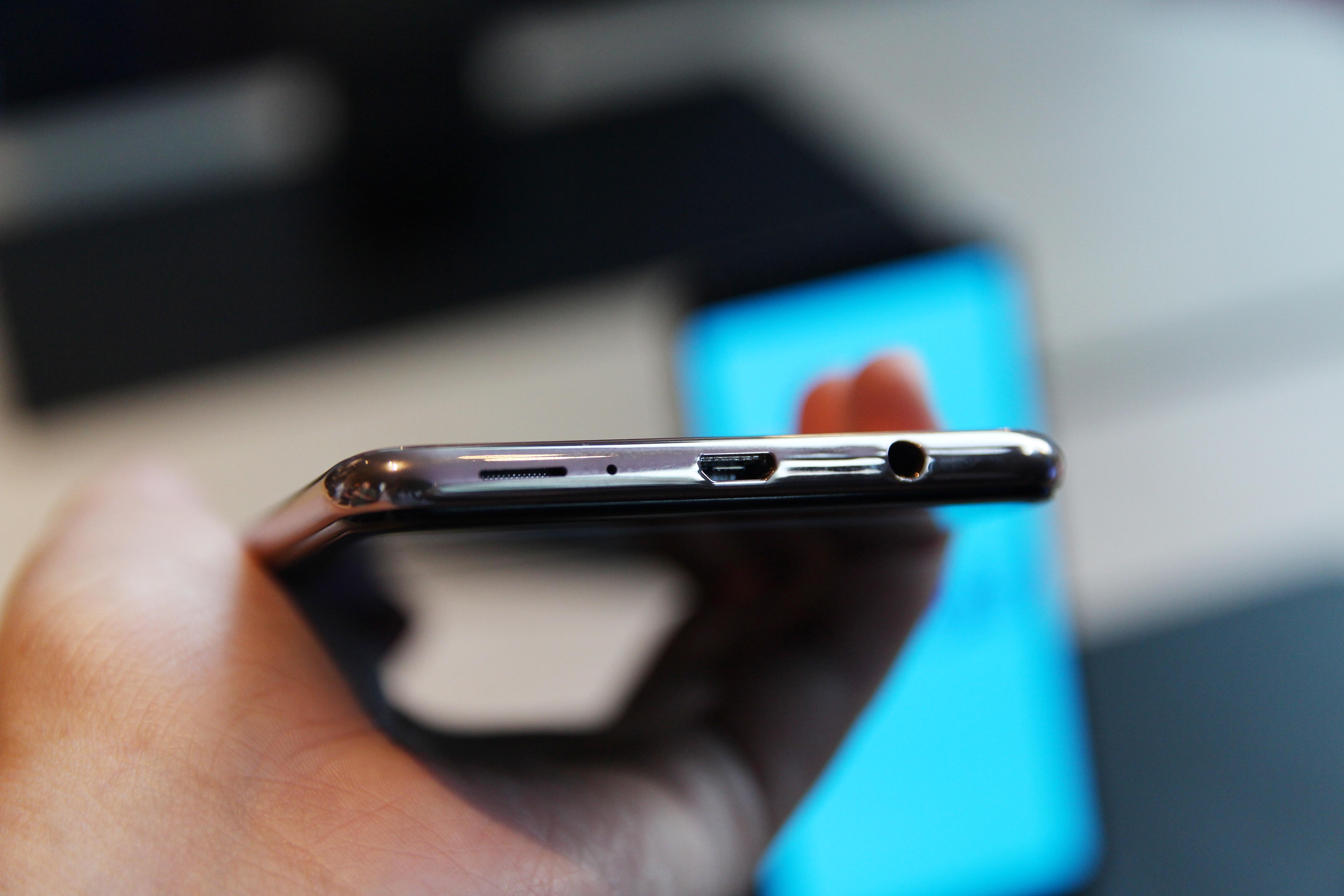 hinh anh samsung galaxy A7 2018 anh 3