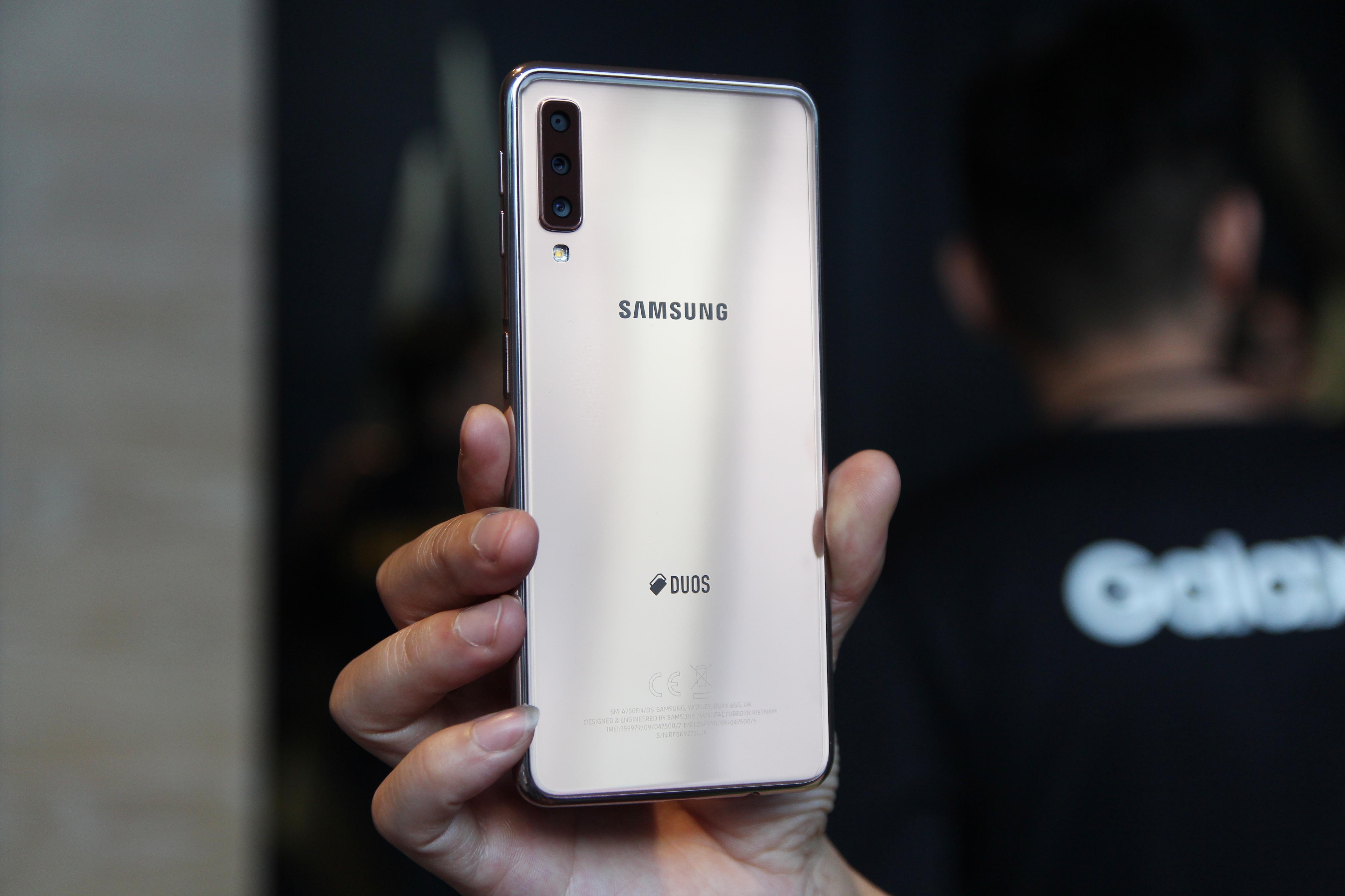 hinh anh samsung galaxy A7 2018 anh 7