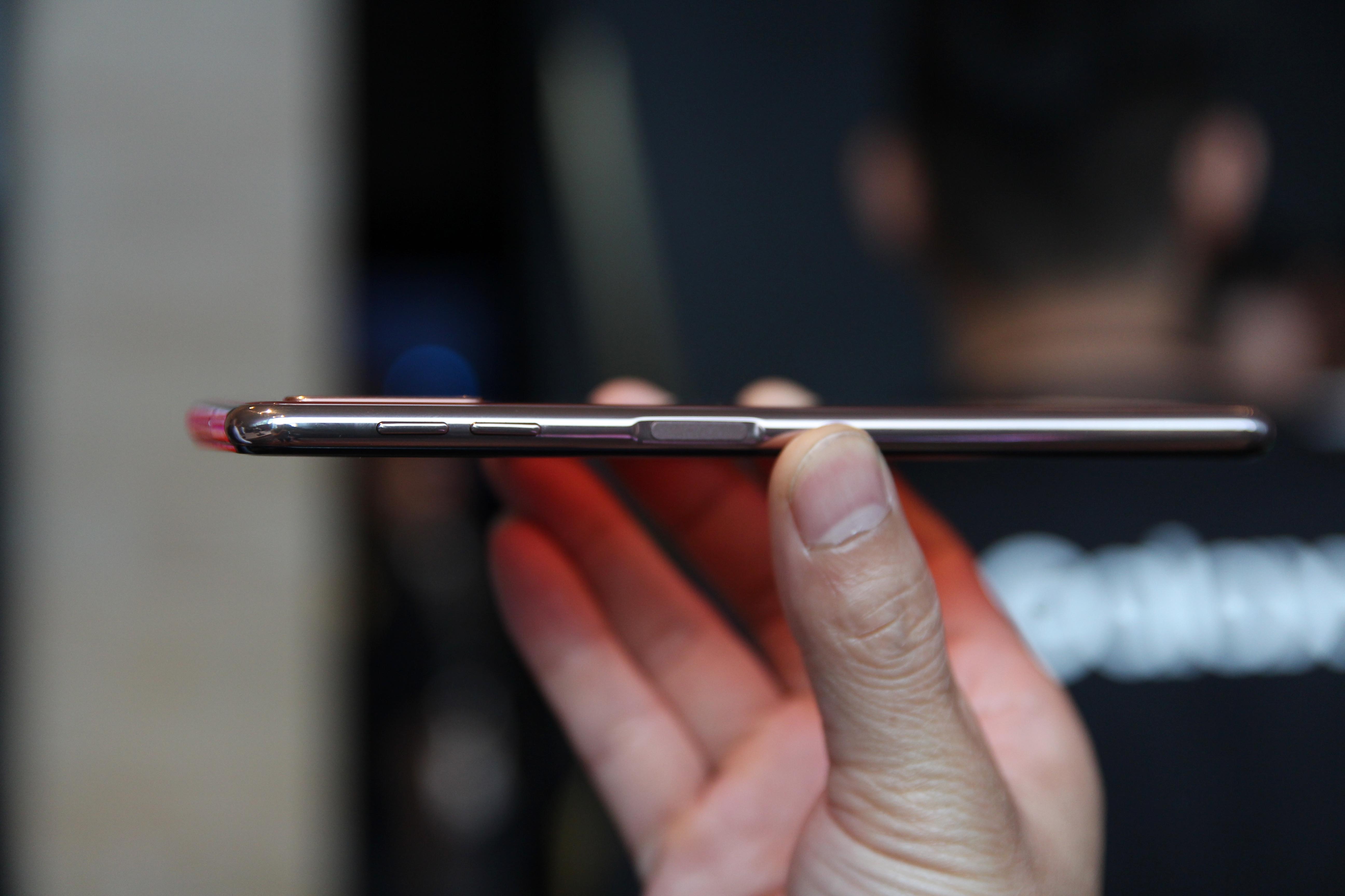 hinh anh samsung galaxy A7 2018 anh 2