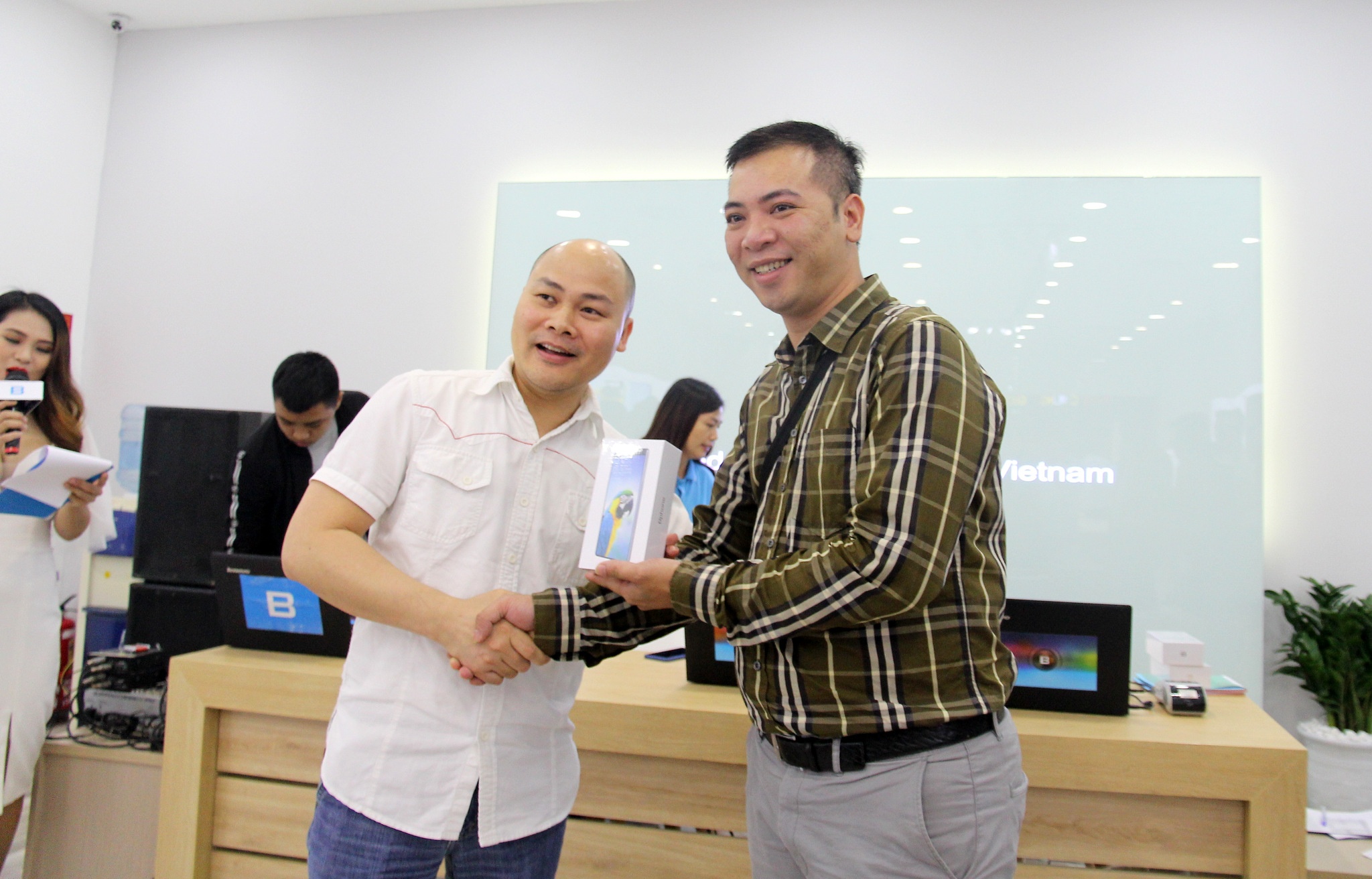 CEO Nguyen Tu Quang giao Bphone 3 cho khach trong ngay mo ban hinh anh