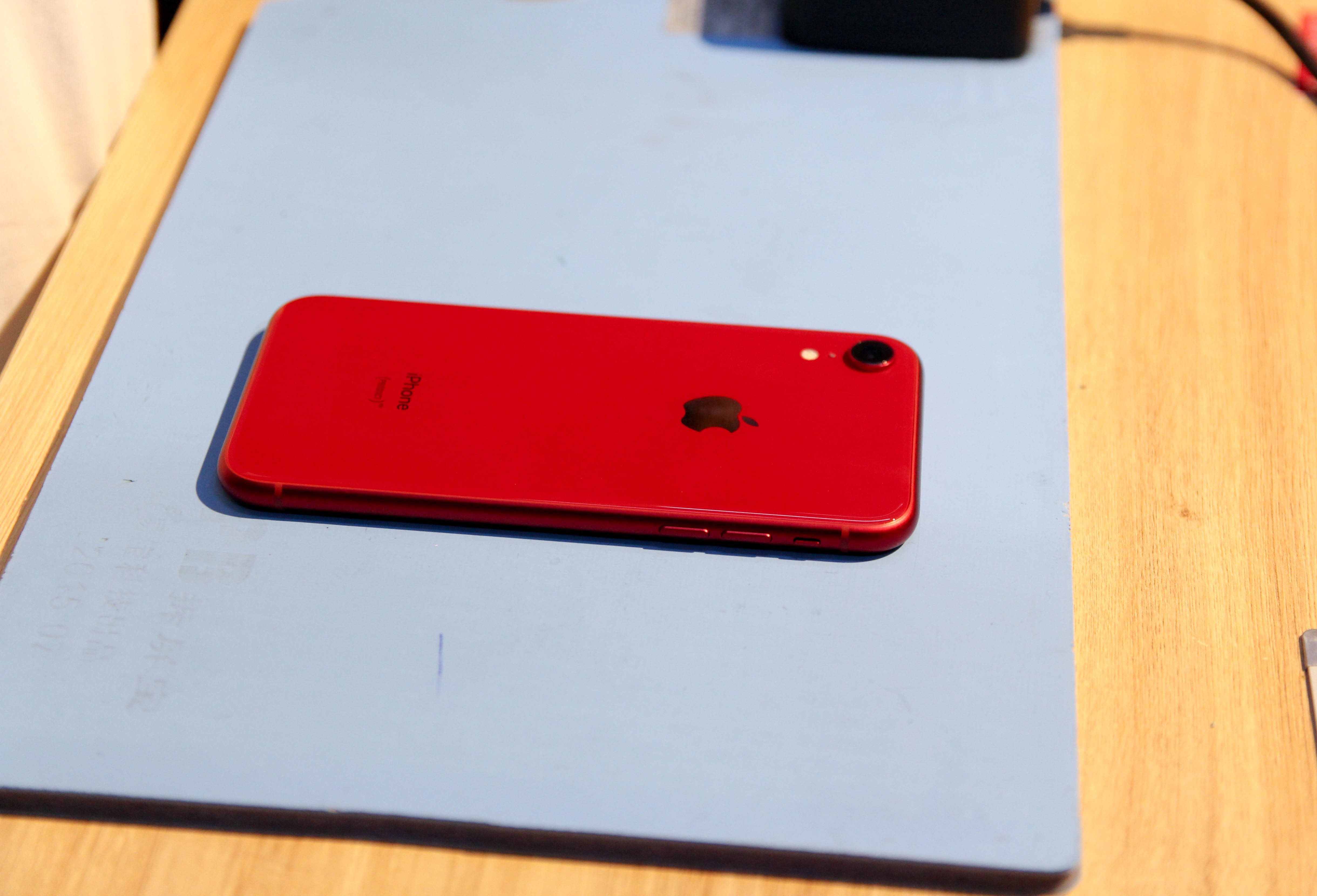 mo bung iPhone XR tai Viet Nam anh 1