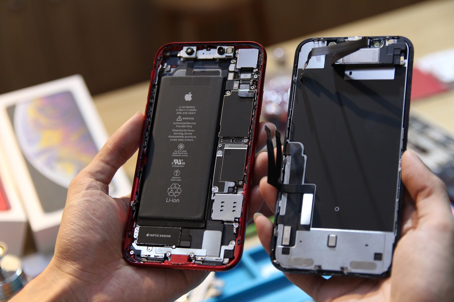 Ben trong iPhone XR vua ve VN - 1 pin, dung luong 2.942 mAh hinh anh