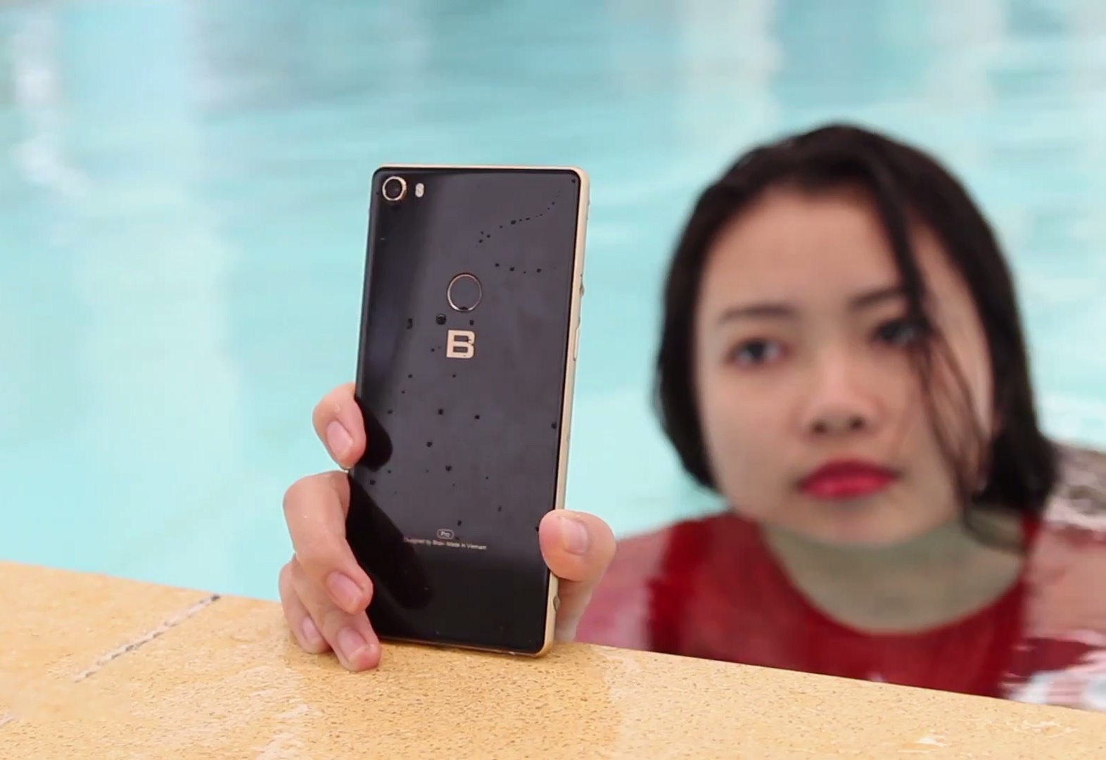 Thu chup hinh, quay video duoi nuoc voi Bphone 3 hinh anh