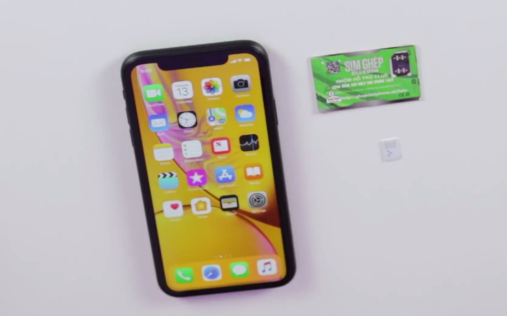 iPhone XR khoa mang ve VN - gia cao, it nguoi quan tam hinh anh