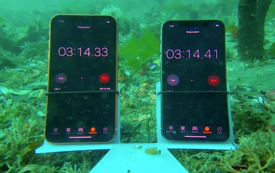 Dieu gi xay ra khi ngam iPhone XS va XR o do sau 8 m duoi nuoc? hinh anh