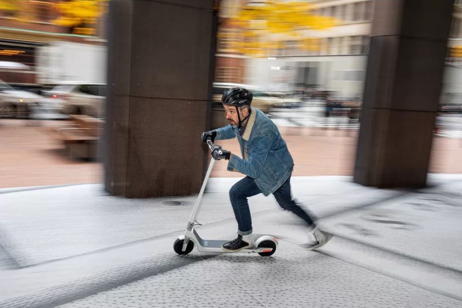 Cong ty san xuat xe scooter dien nay da ra doi vi mot que kem hinh anh