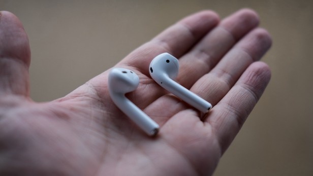 2 nam nua, Apple moi ra mat AirPods thiet ke moi hinh anh
