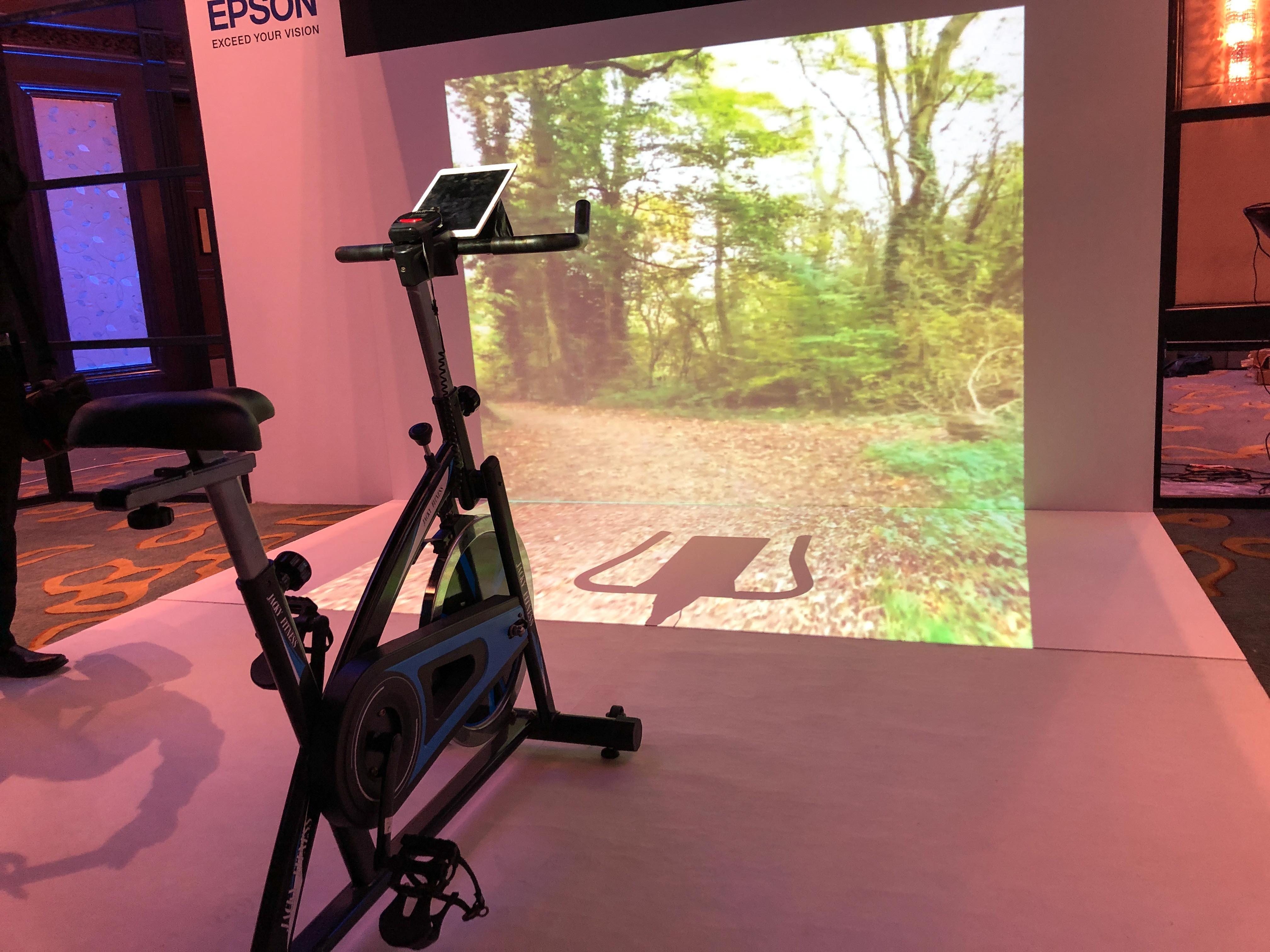 may chieu epson 12.000 lumen dau tien the gioi anh 6