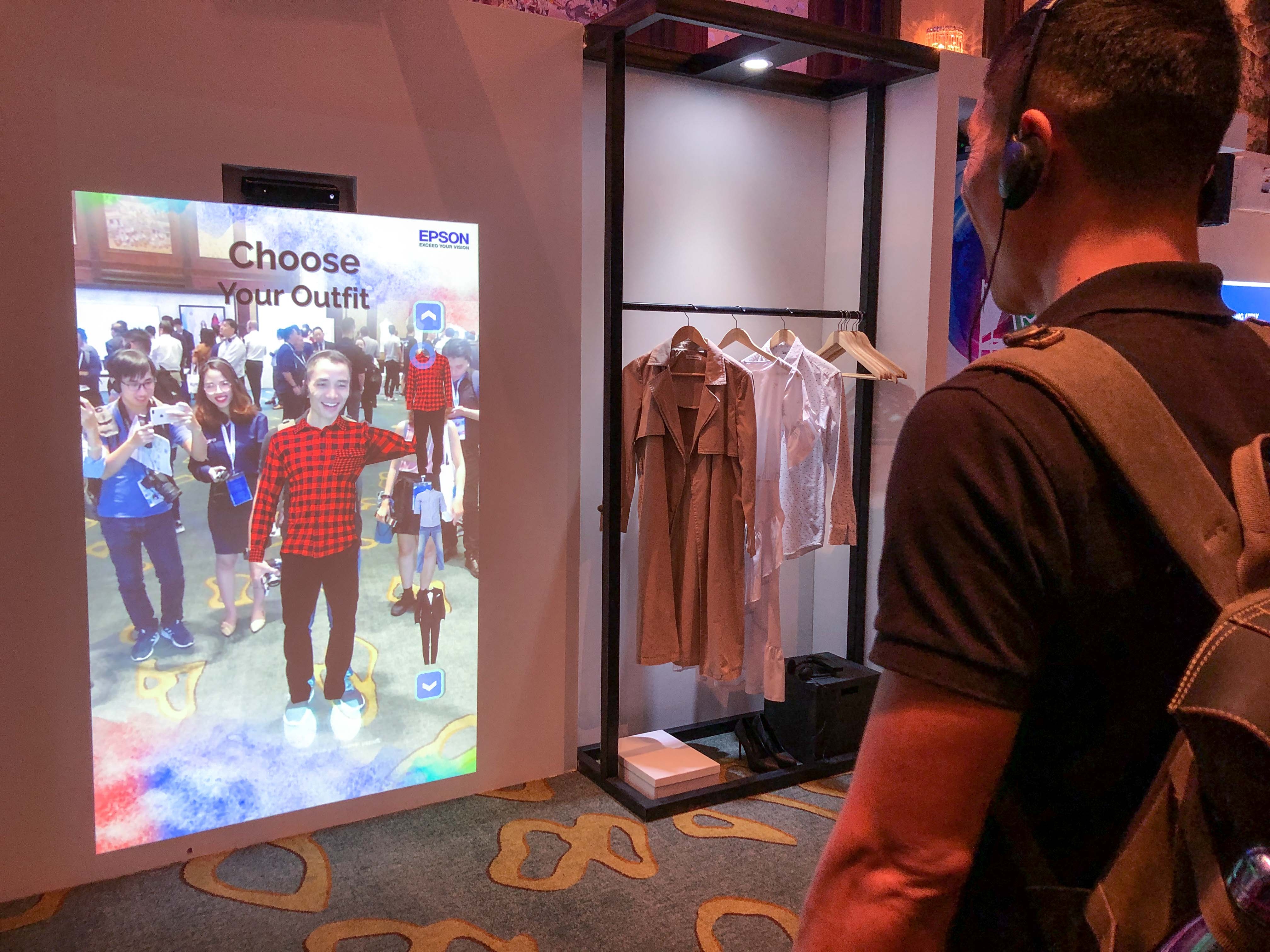 May chieu laser 4K do sang 12.000 lumen dau tien the gioi ra mat hinh anh