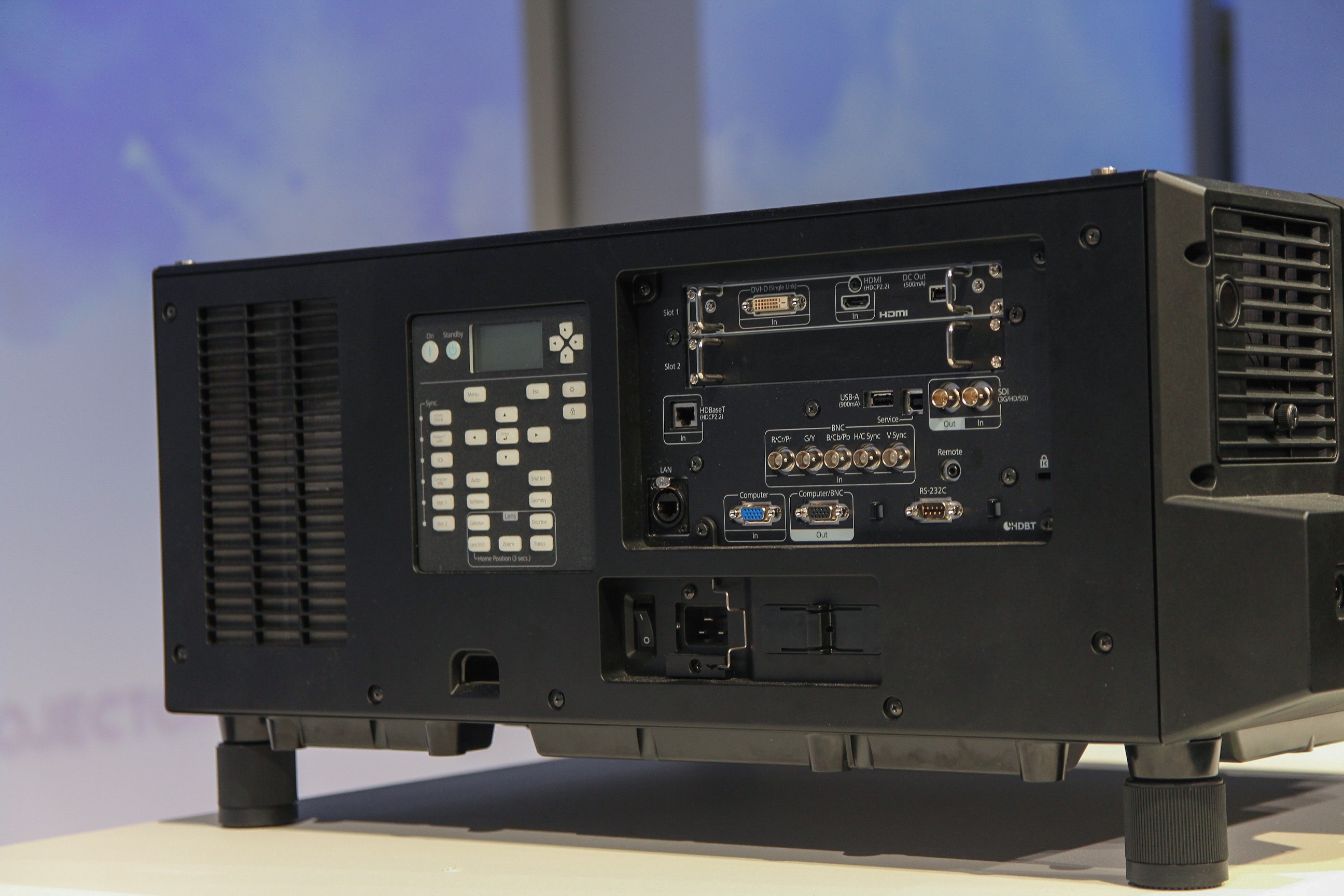 may chieu epson 12.000 lumen dau tien the gioi anh 2