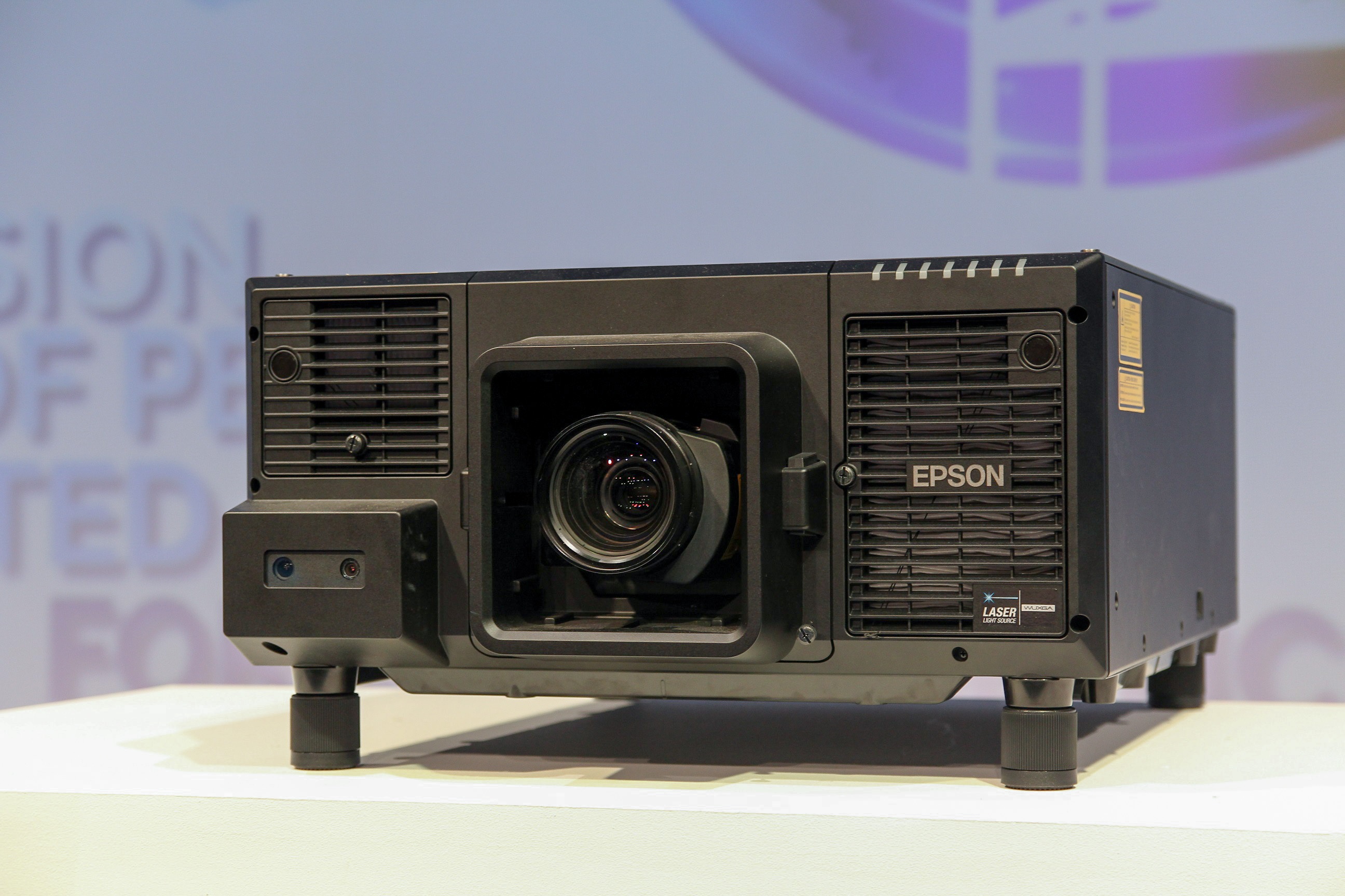 may chieu epson 12.000 lumen dau tien the gioi anh 1