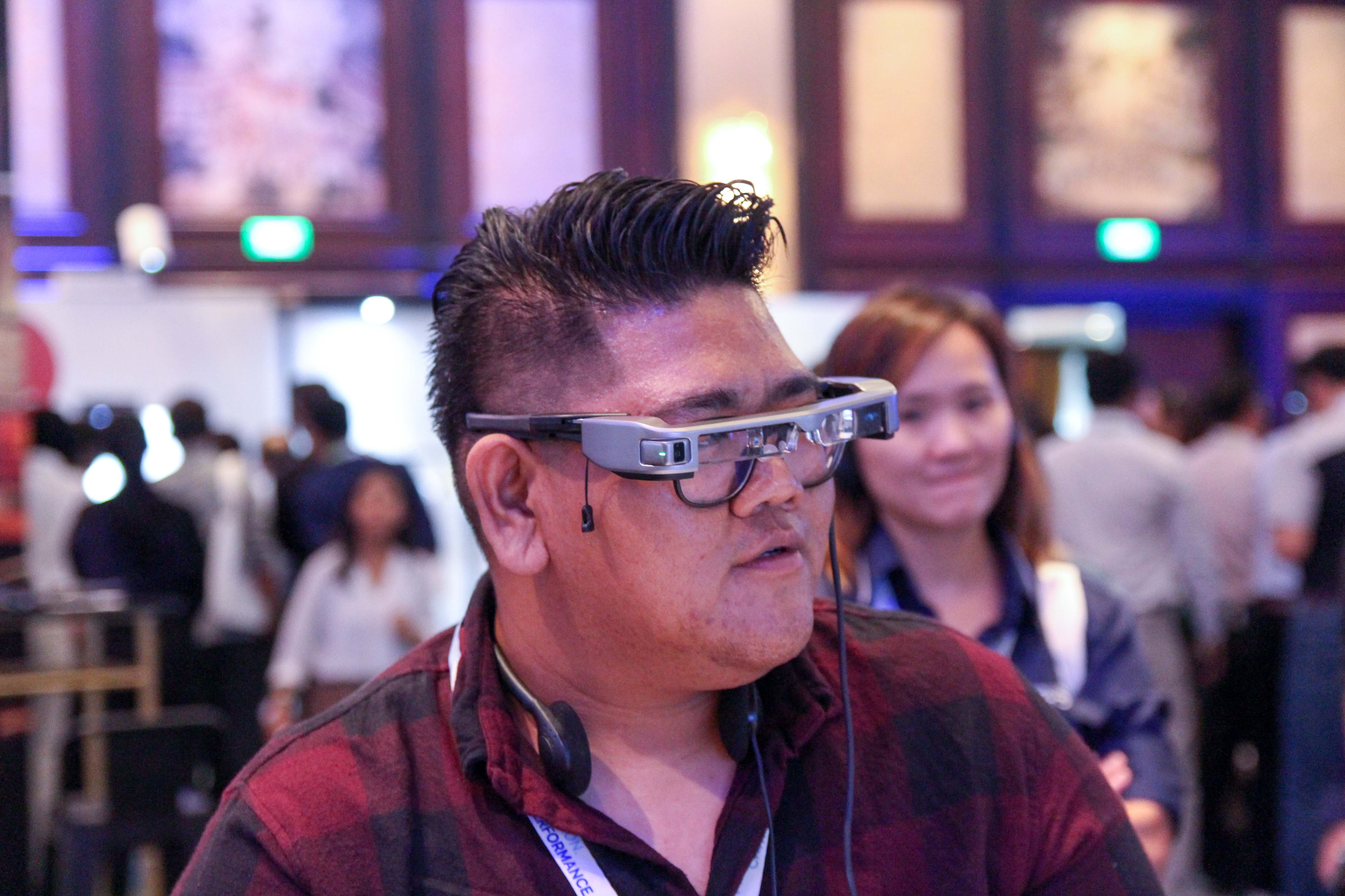 may chieu epson 12.000 lumen dau tien the gioi anh 3