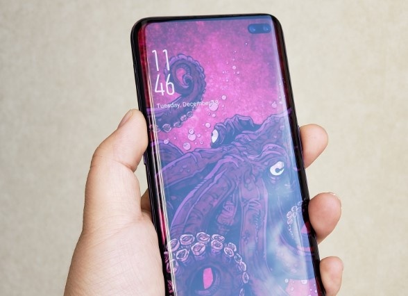 Samsung Galaxy S10 Plus lo diem hieu nang hinh anh