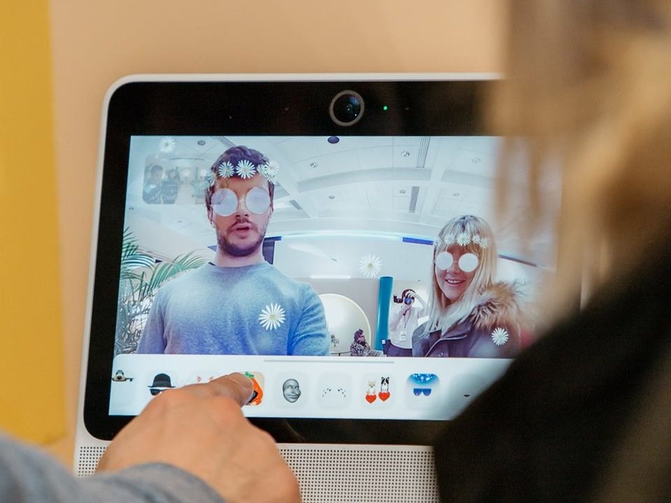 Facebook xau mat vi nhan vien tu cho 5 sao tren Amazon hinh anh