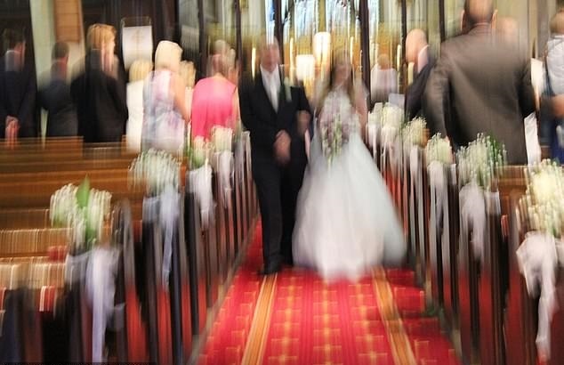 200 cap vo chong kien cong ty nay vi chup anh cuoi qua xau hinh anh