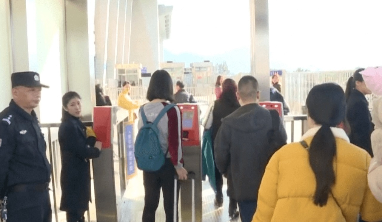 nhan dien khuon mat Trung Quoc anh 1