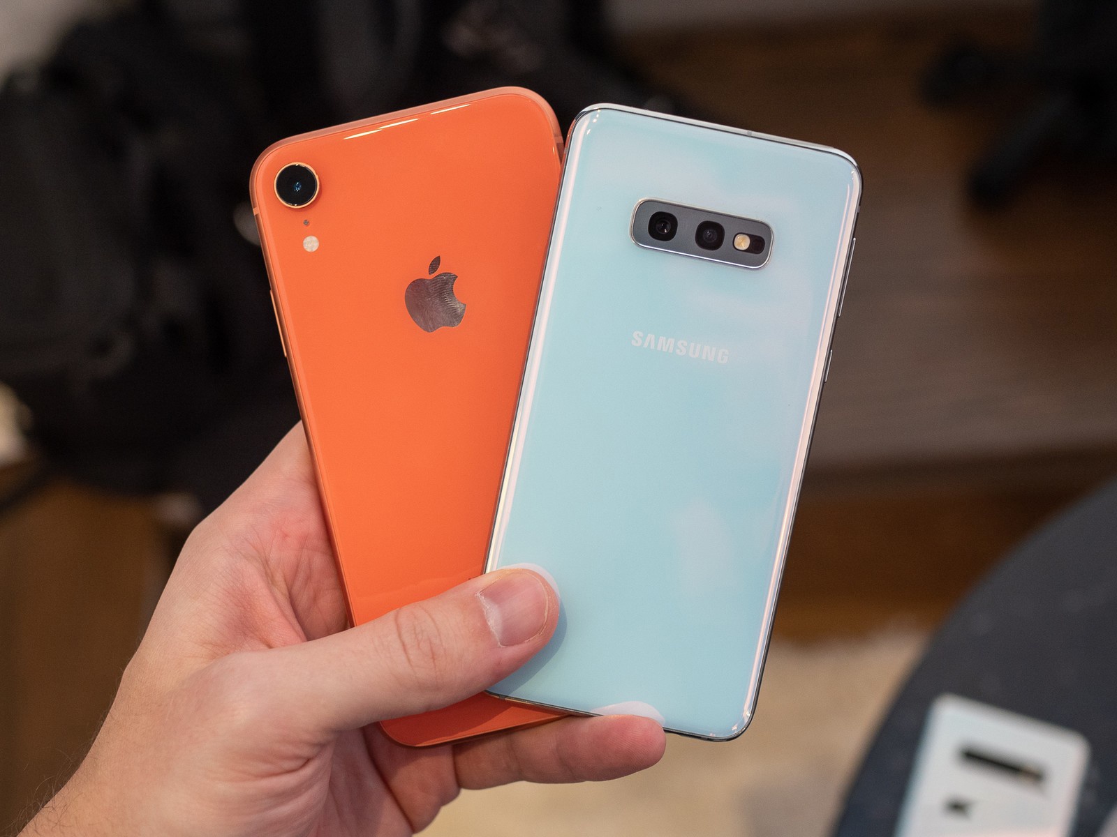 Cung so tien, nen mua Galaxy S10e hay iPhone XR? hinh anh