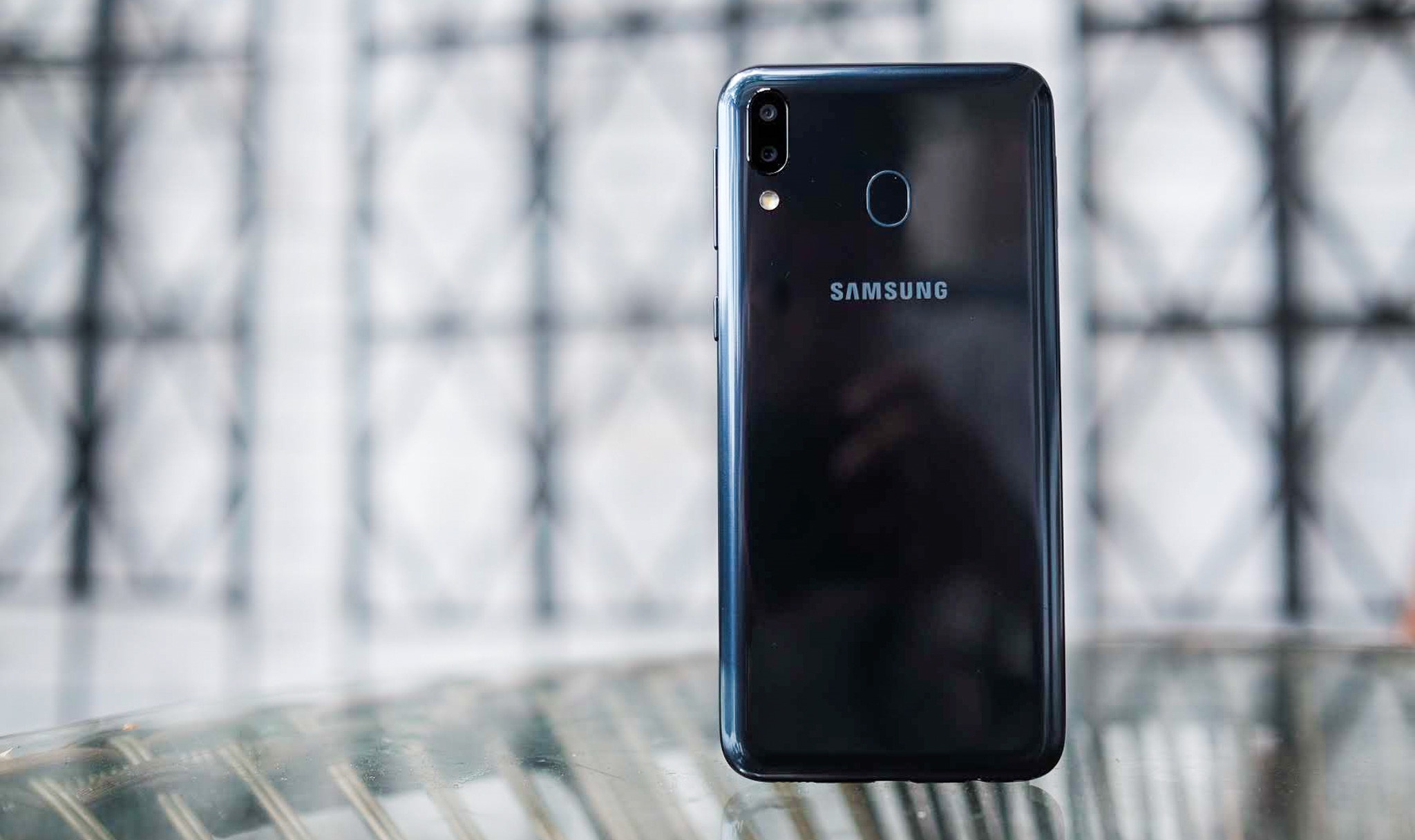 Galaxy S10,  Galaxy M20 anh 2