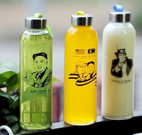 Qua luu niem an theo ong Donal Trump, Kim Jong Un tran lan tren mang hinh anh