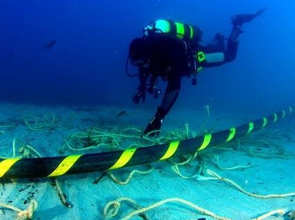 Cap quang bien Lien A da bao tri xong, cap nhanh APG van gian doan hinh anh