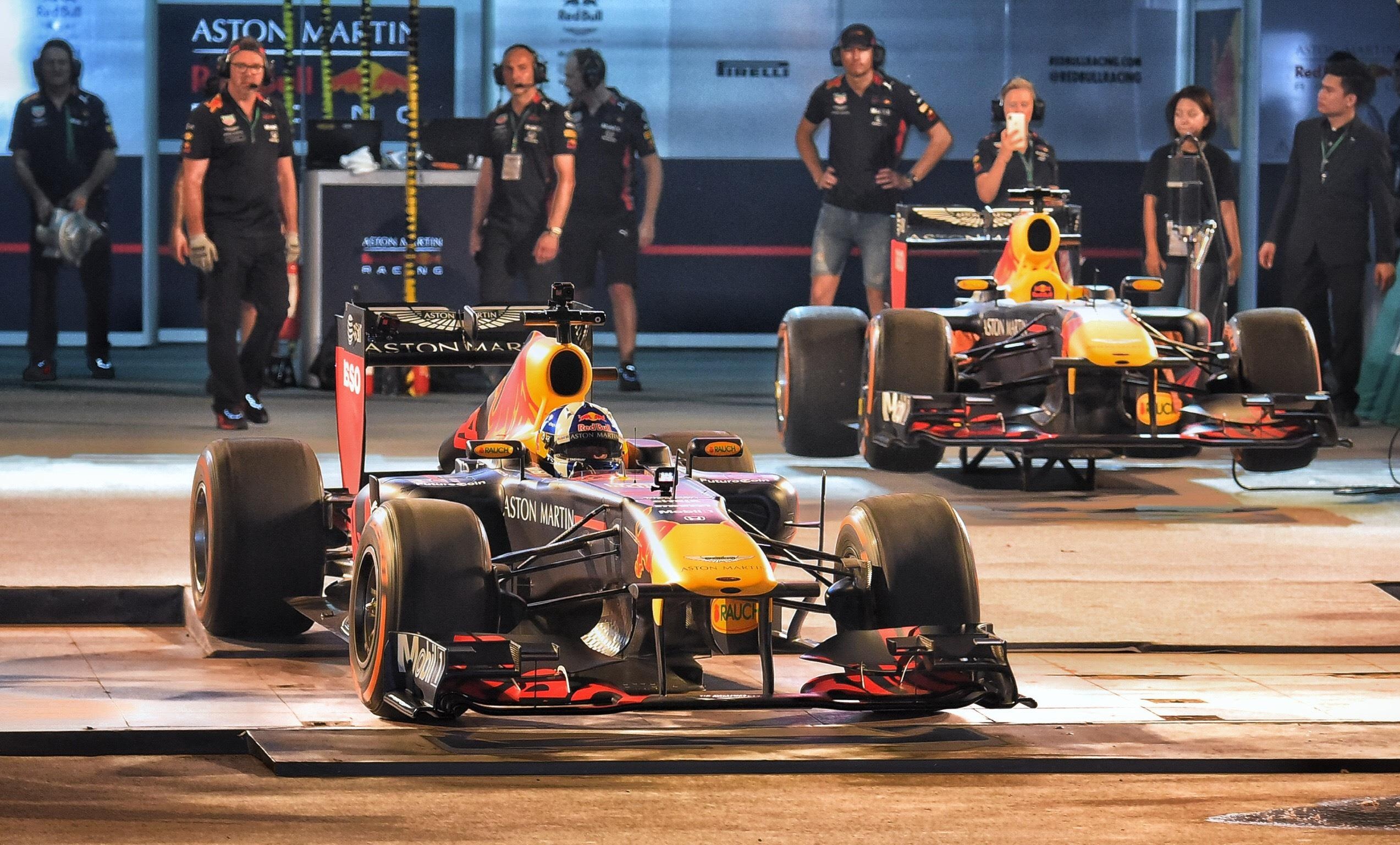 David Coulthard lai chiec RB7 tren duong pho Ha Noi hinh anh