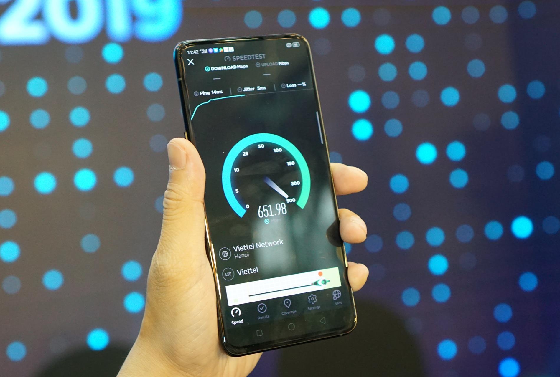 Thuc hien cuoc goi 5G dau tien tai Viet Nam hinh anh