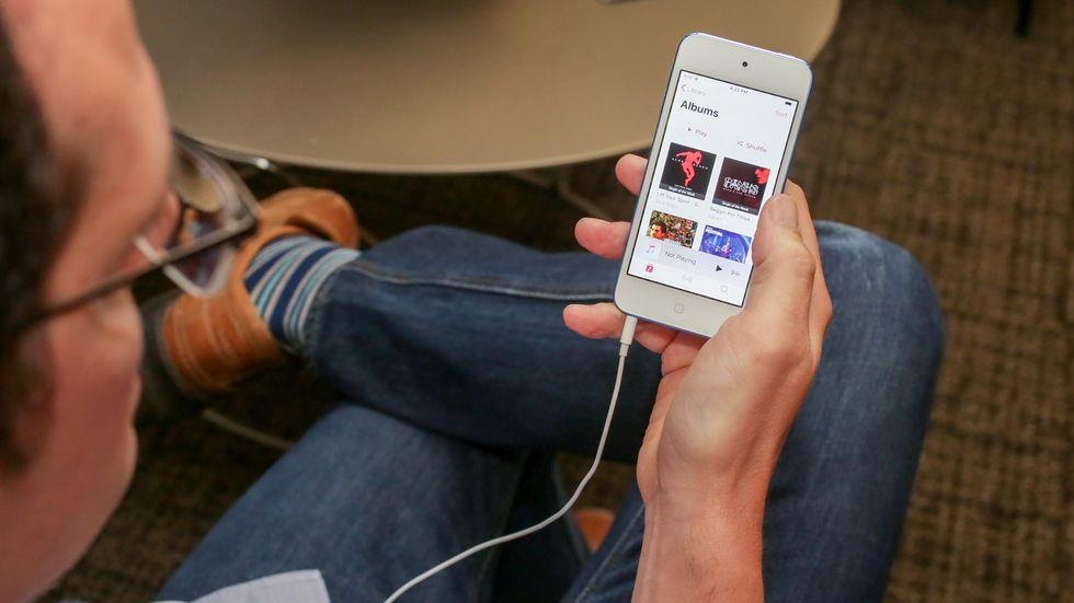 co nen mua iPod Touch 2019 anh 1