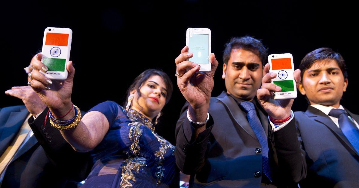 Smartphone An Do dang guc nga tren chinh san nha hinh anh