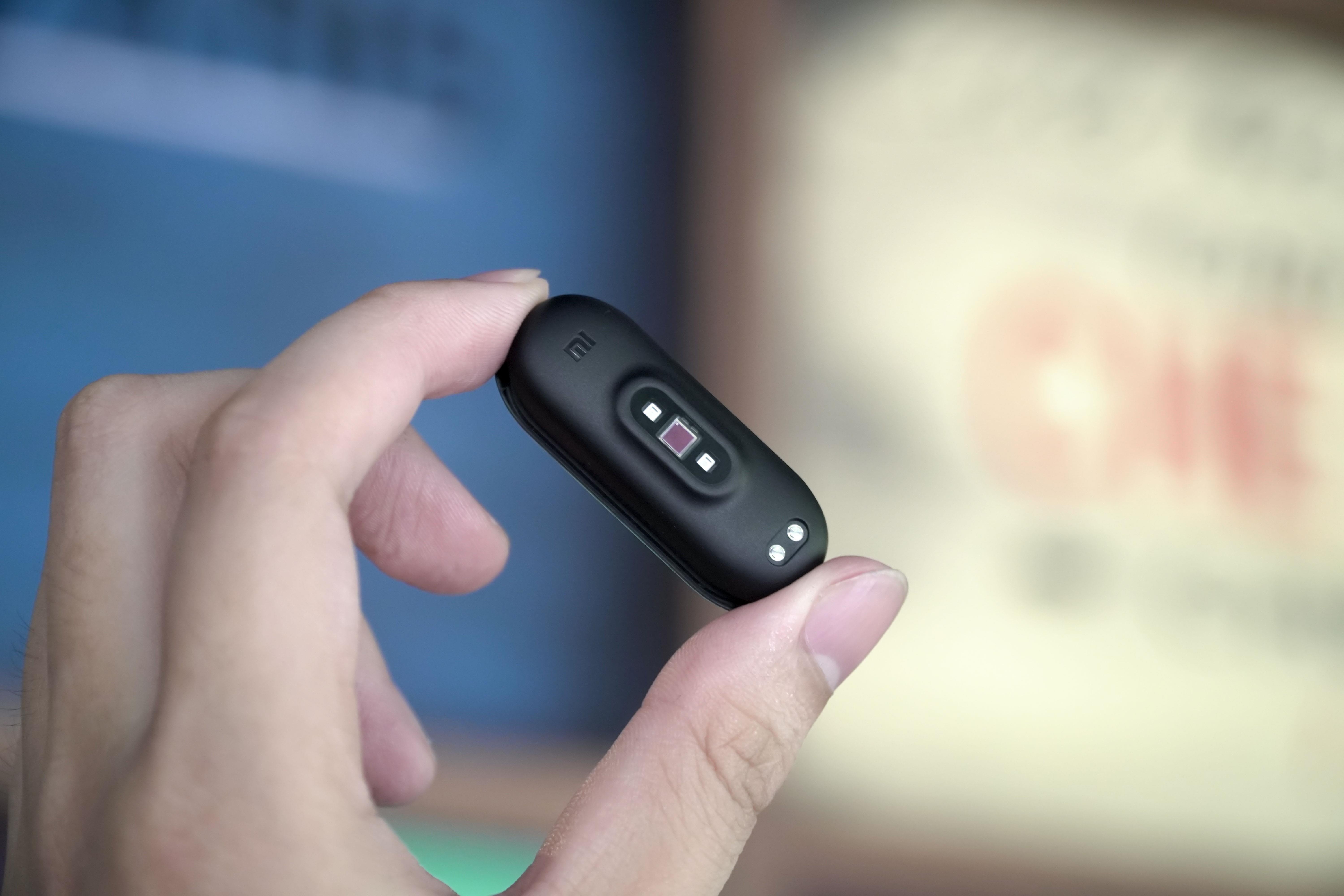 danh gia Xiaomi Mi Band 4 anh 5