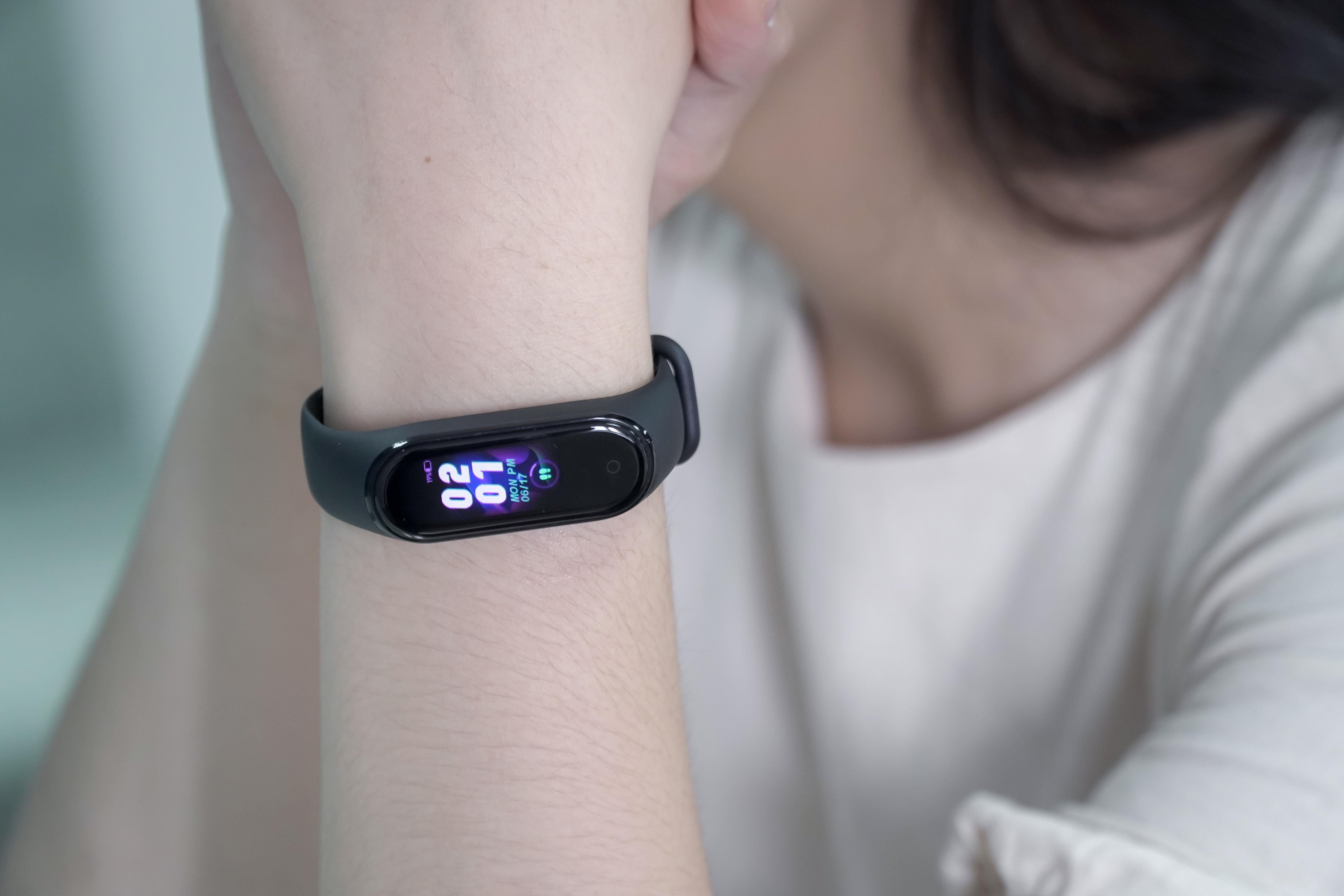 danh gia Xiaomi Mi Band 4 anh 2