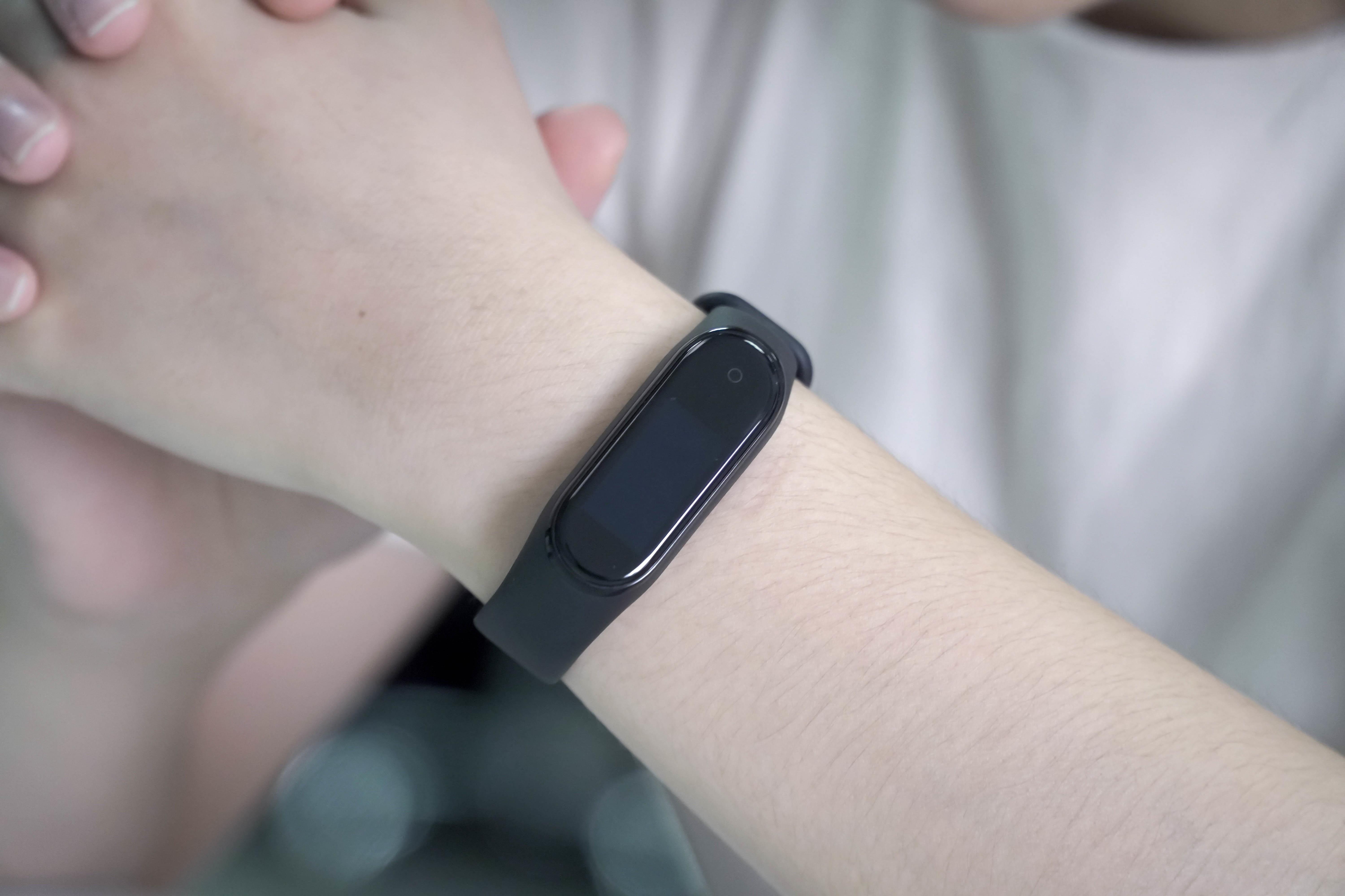 danh gia Xiaomi Mi Band 4 anh 3
