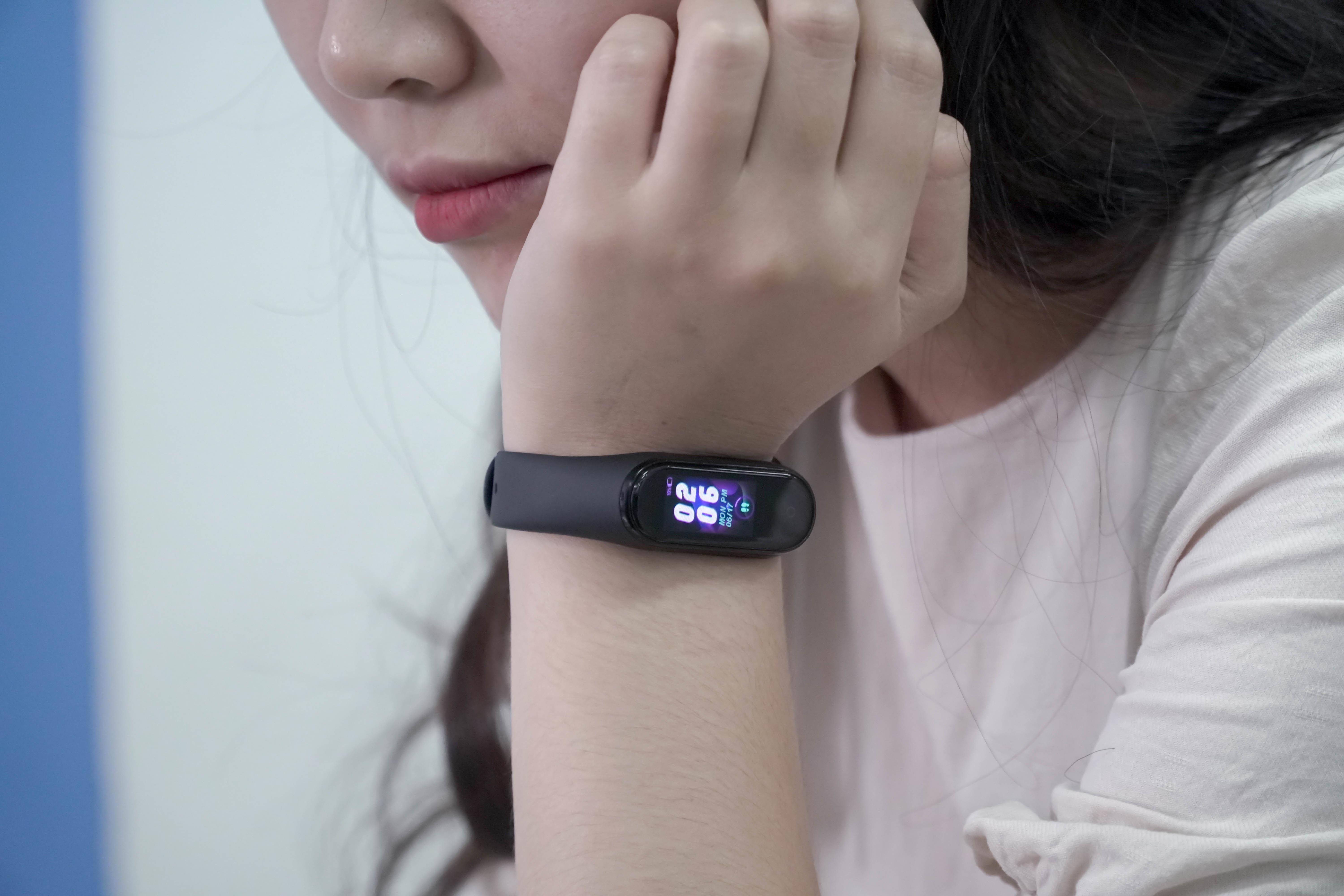 Trai nghiem nhanh vong deo tay thong minh Xiaomi Mi Band 4 hinh anh